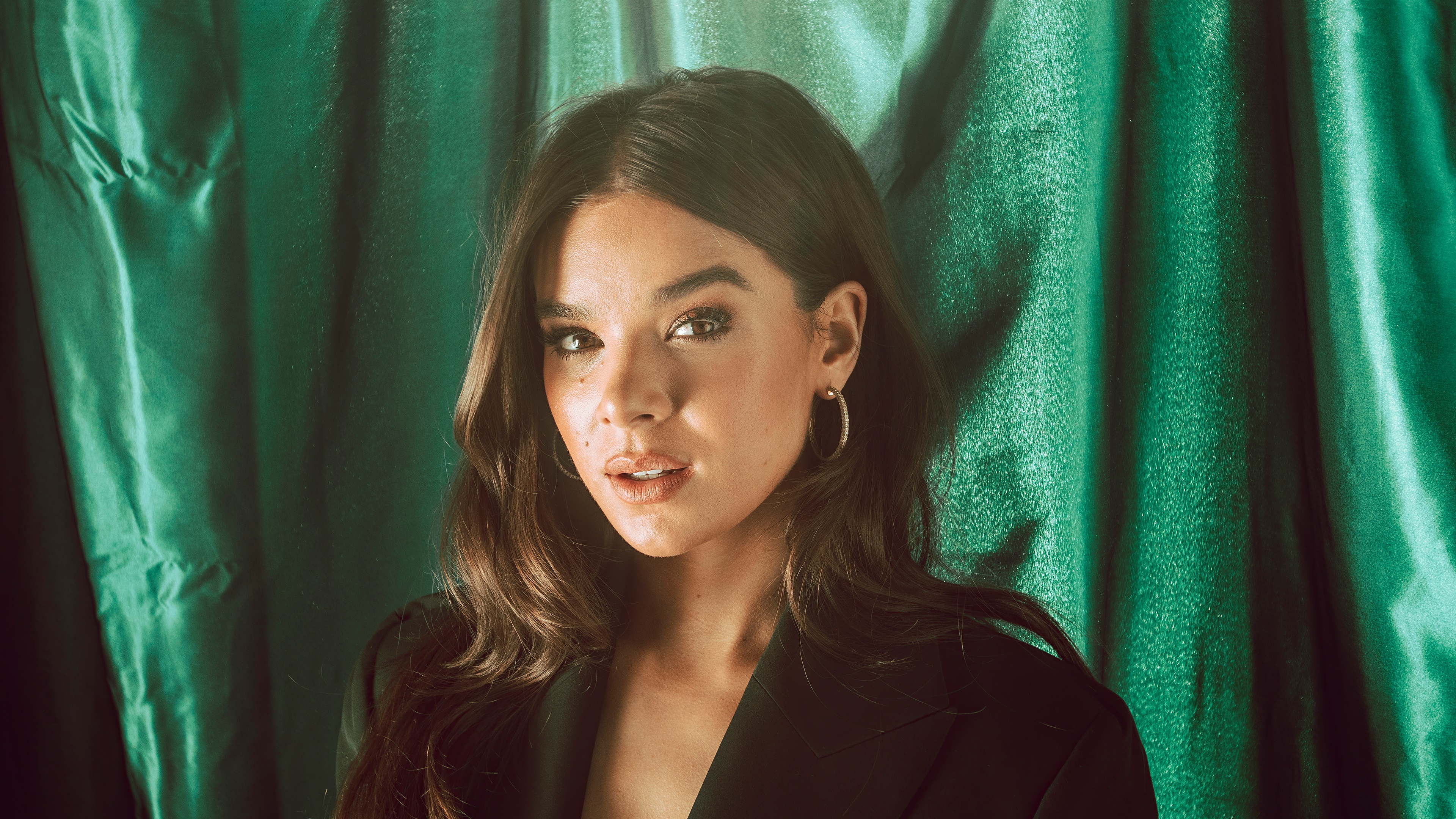 Hailee Steinfeld 4K HD Wallpaper