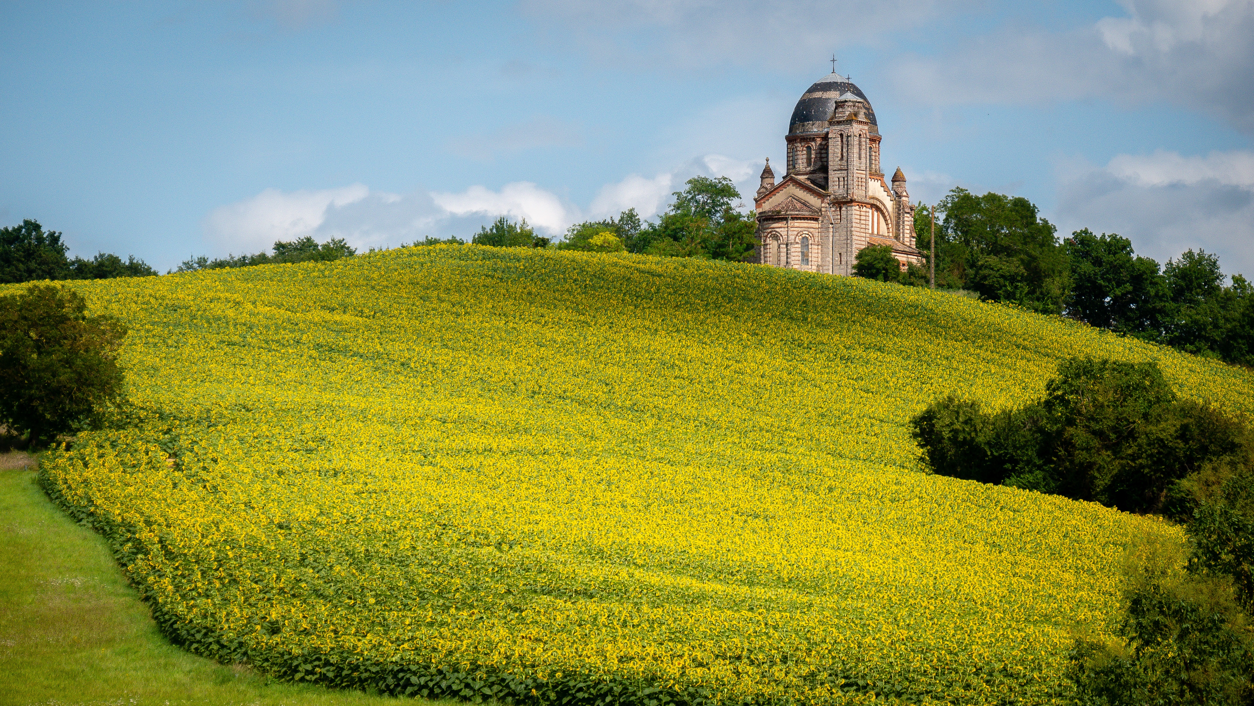Chapelle de Notre Dame de Lapeyrouse, France HD Wallpaper