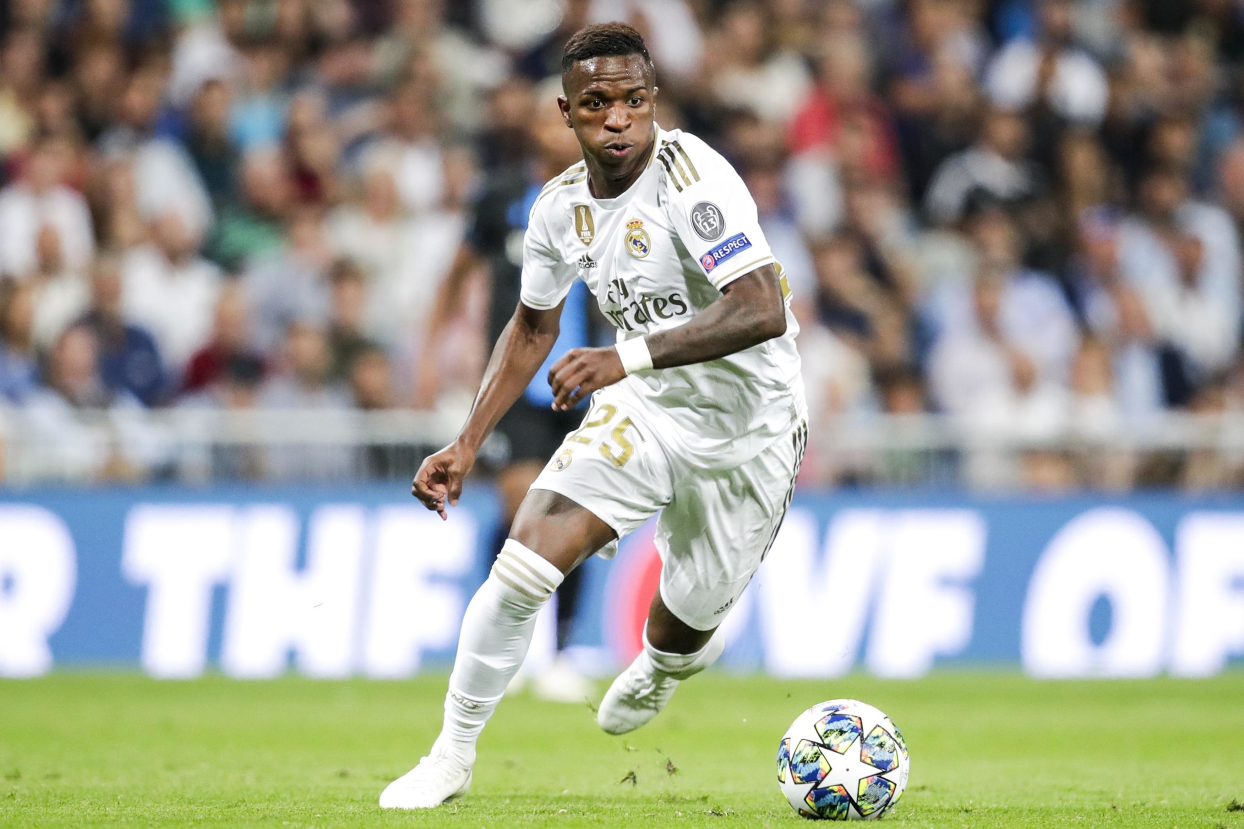 Vinícius Júnior playing soccer HD Wallpaper