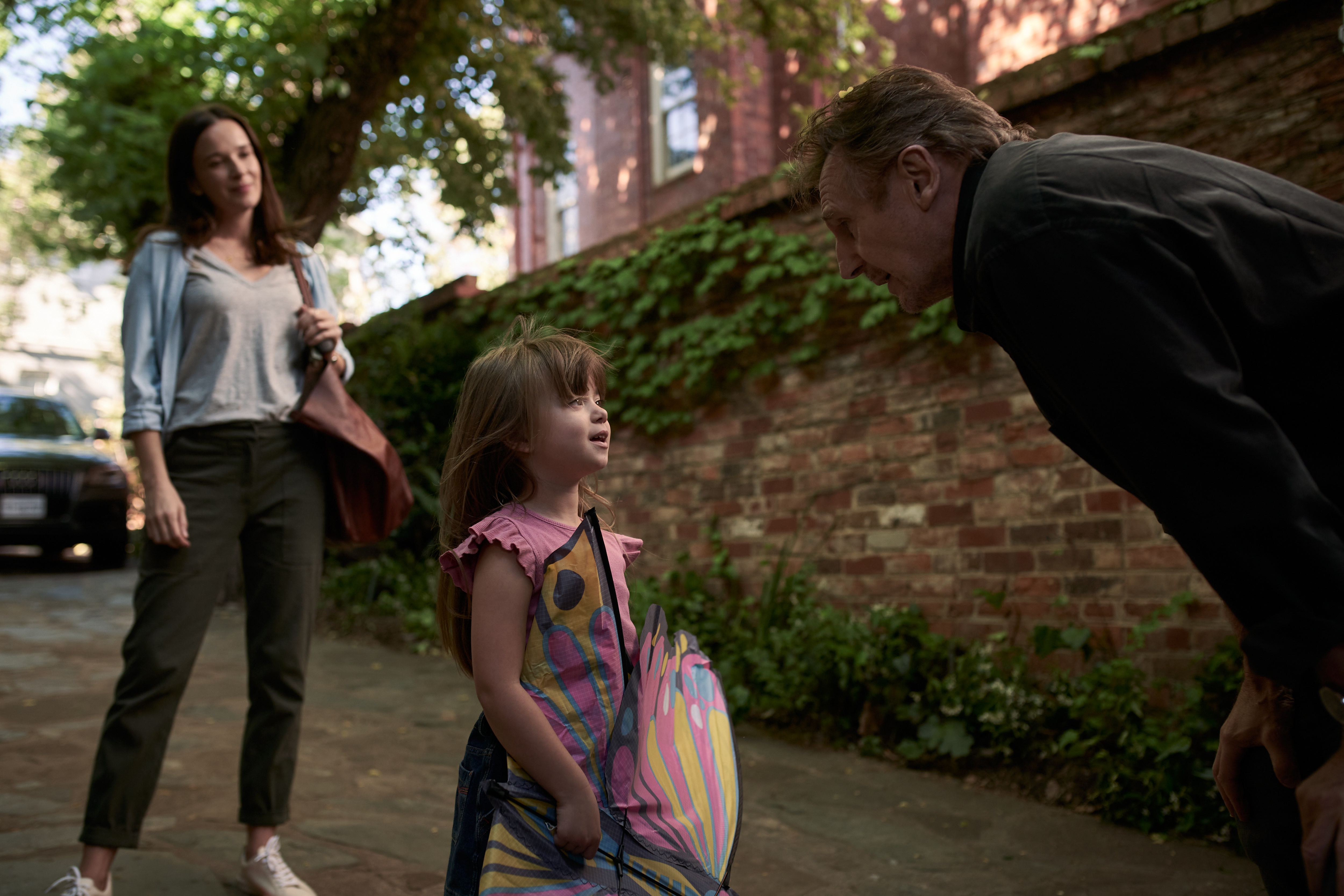Liam Neeson with woman and child HD Wallpaper