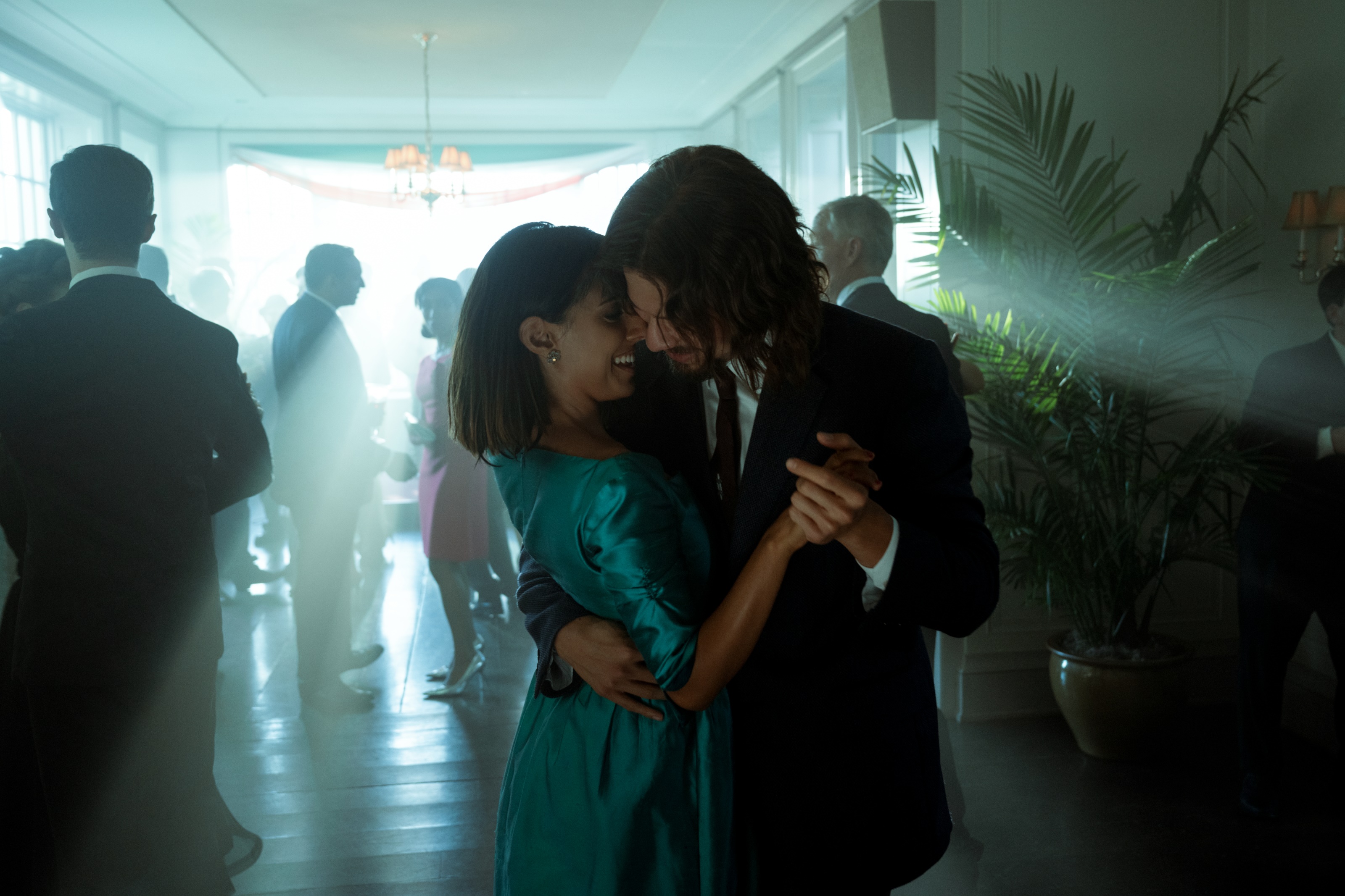 Diego Hargreeves and Lila Pitts dancing HD Wallpaper