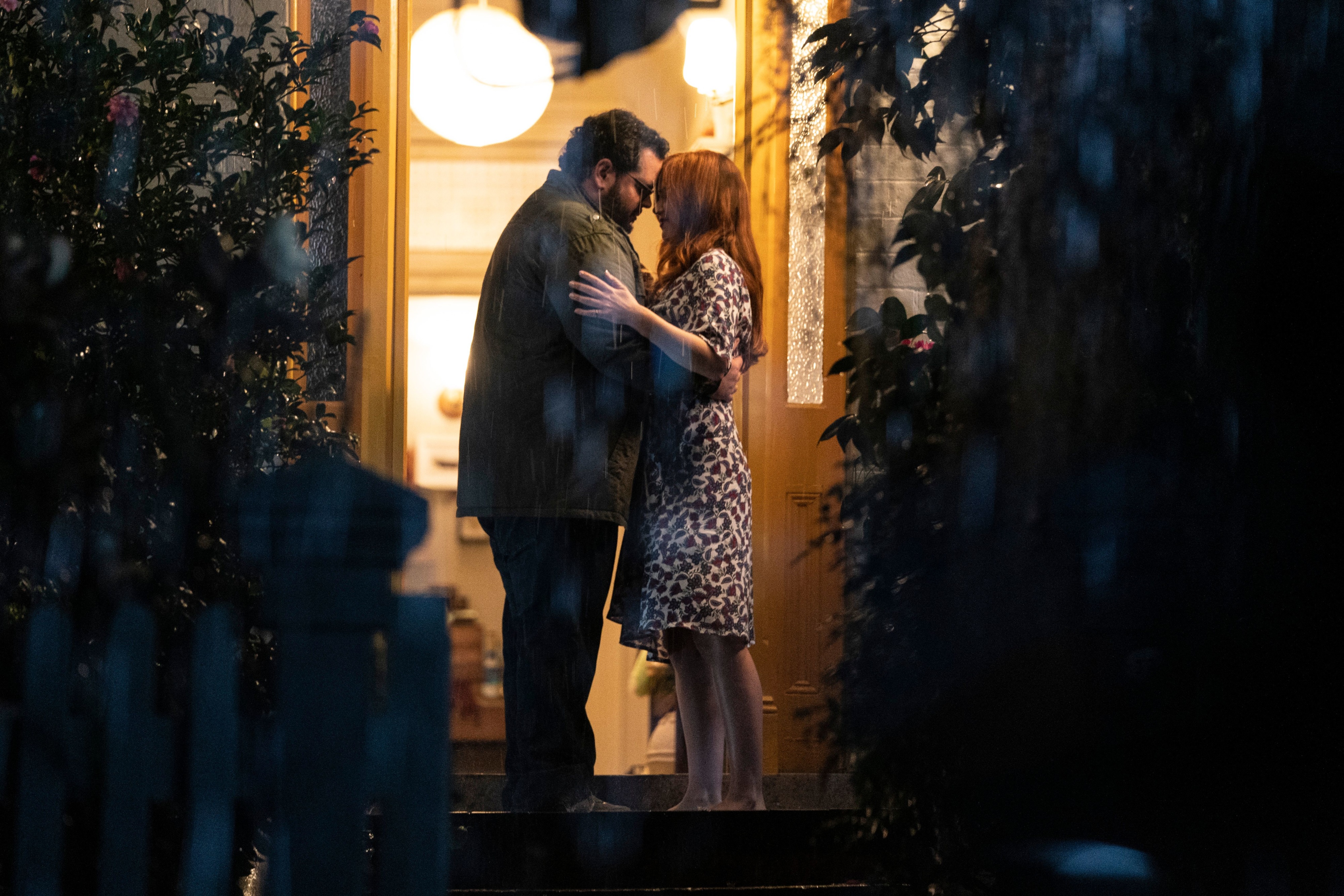 Wolf Like Me 4K: Josh Gad and Isla Fisher HD Wallpaper