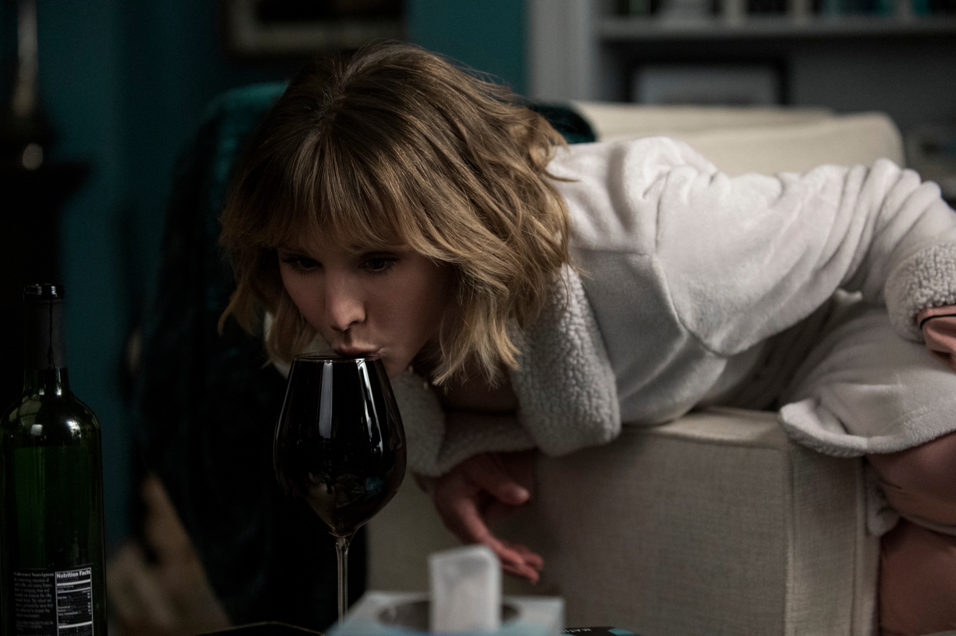 Kristen Bell in The Woman in the House Across the Street from the Girl in the Window HD Wallpaper