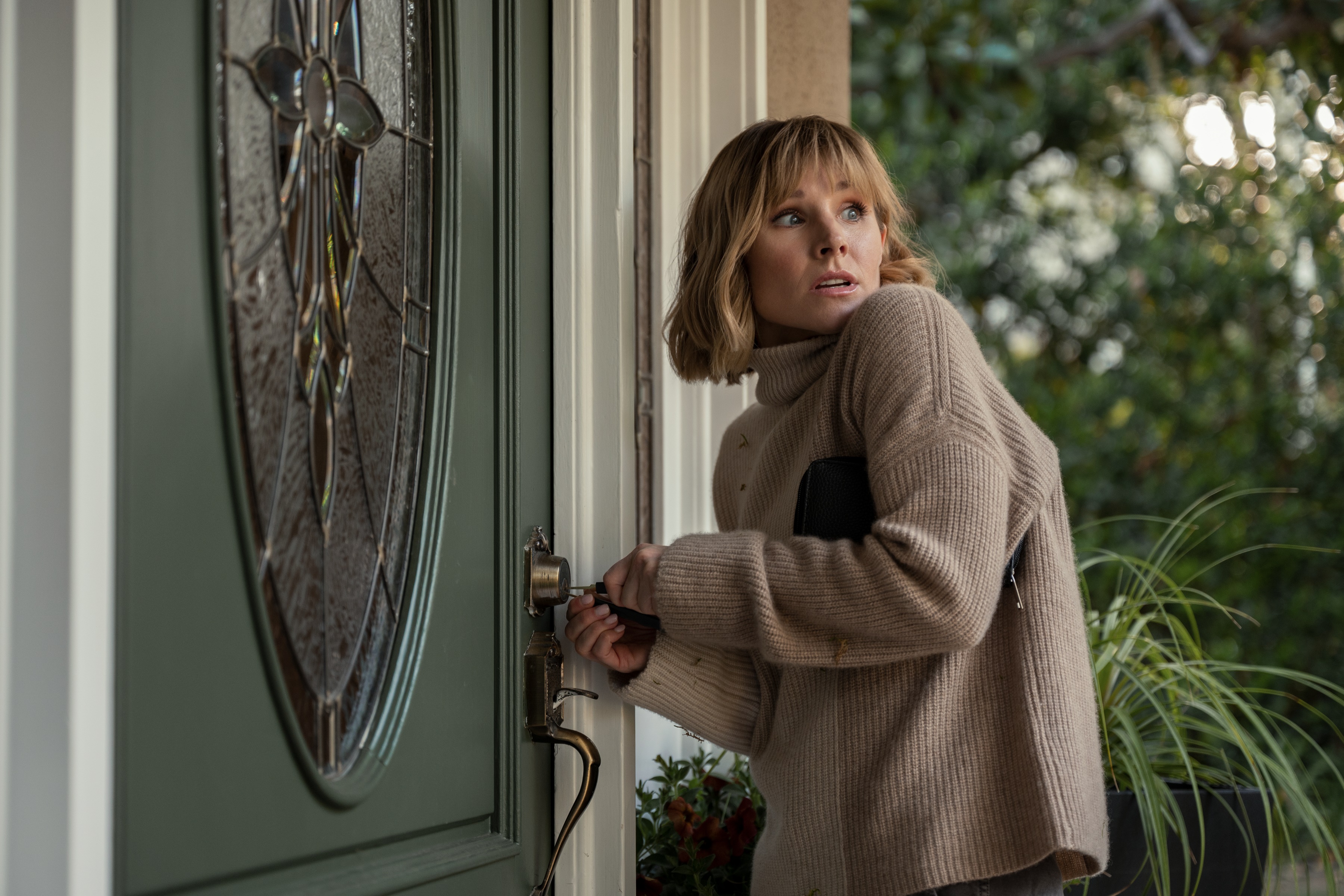 Kristen Bell in The Woman in the House Across the Street from the Girl in the Window HD Wallpaper