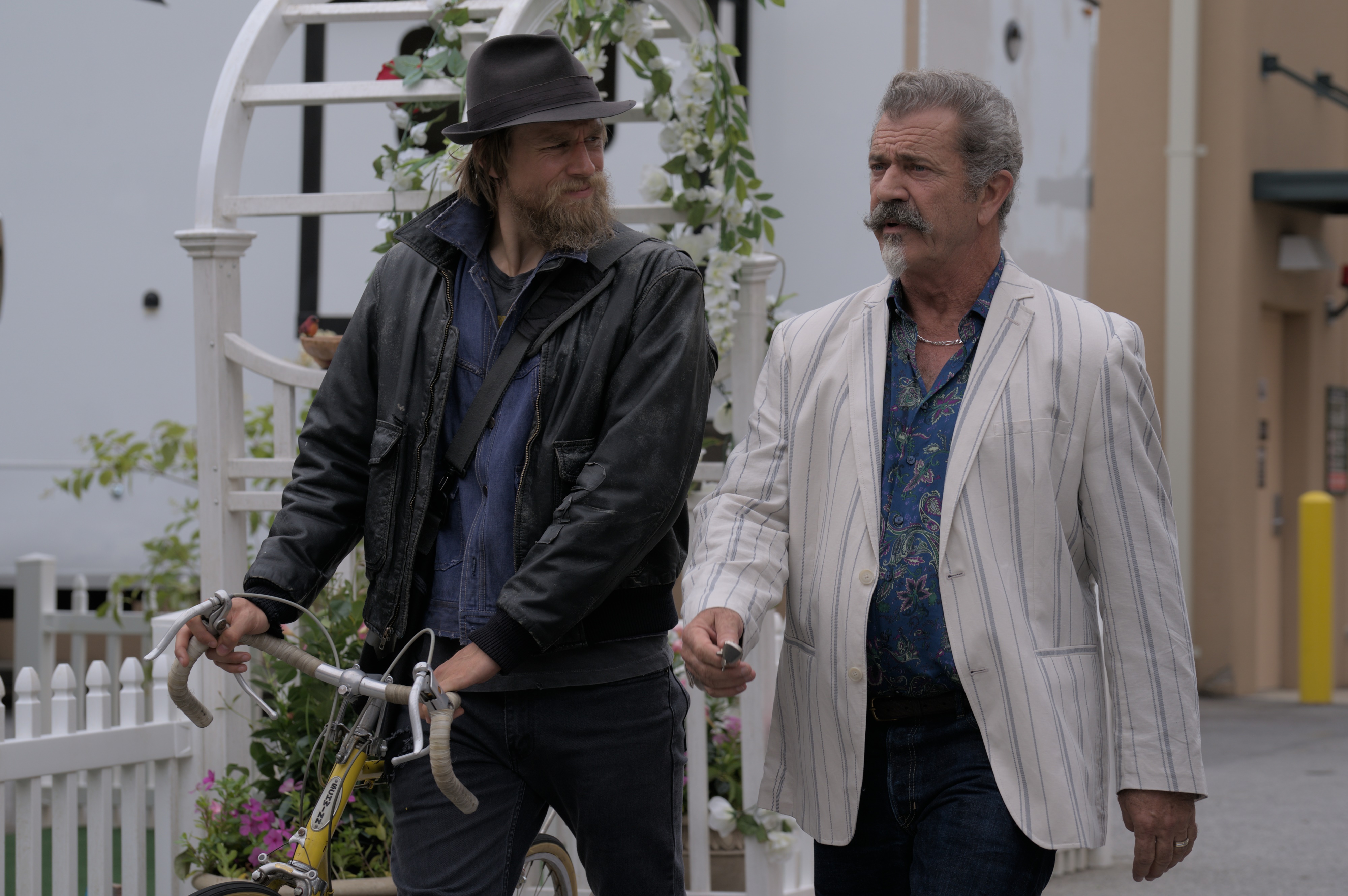 Mel Gibson and Charlie Hunnam in Last Looks 4K HD Wallpaper