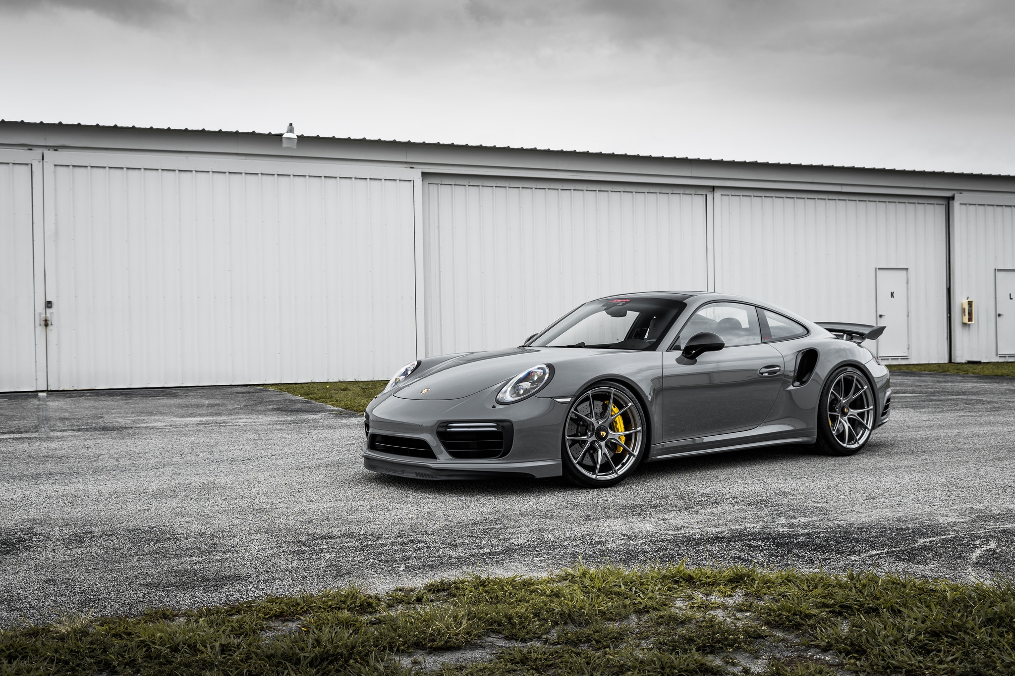 Gray Porsche 911 Carrera parked outside a building HD Wallpaper