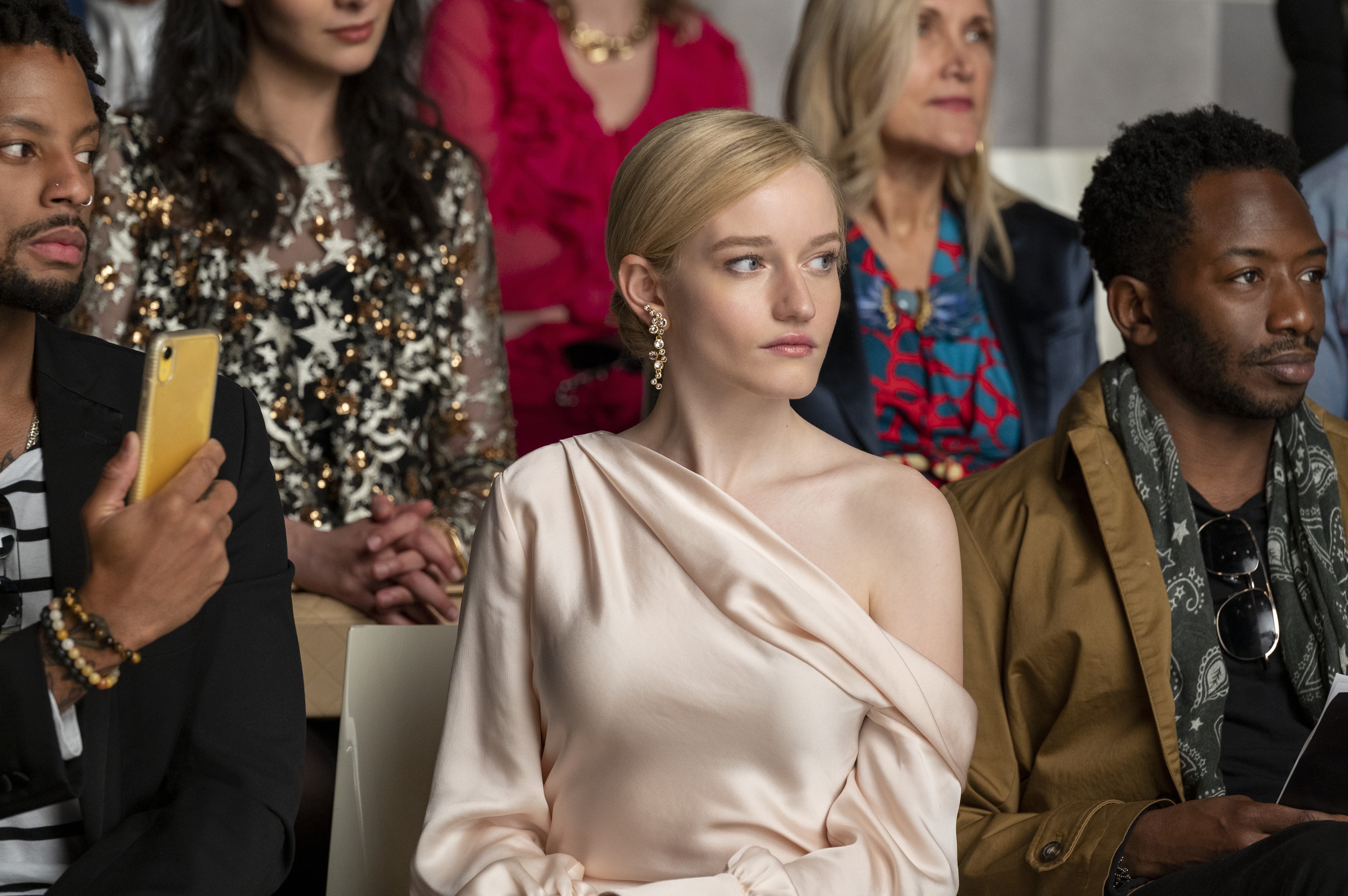 Julia Garner in Inventing Anna HD Wallpaper