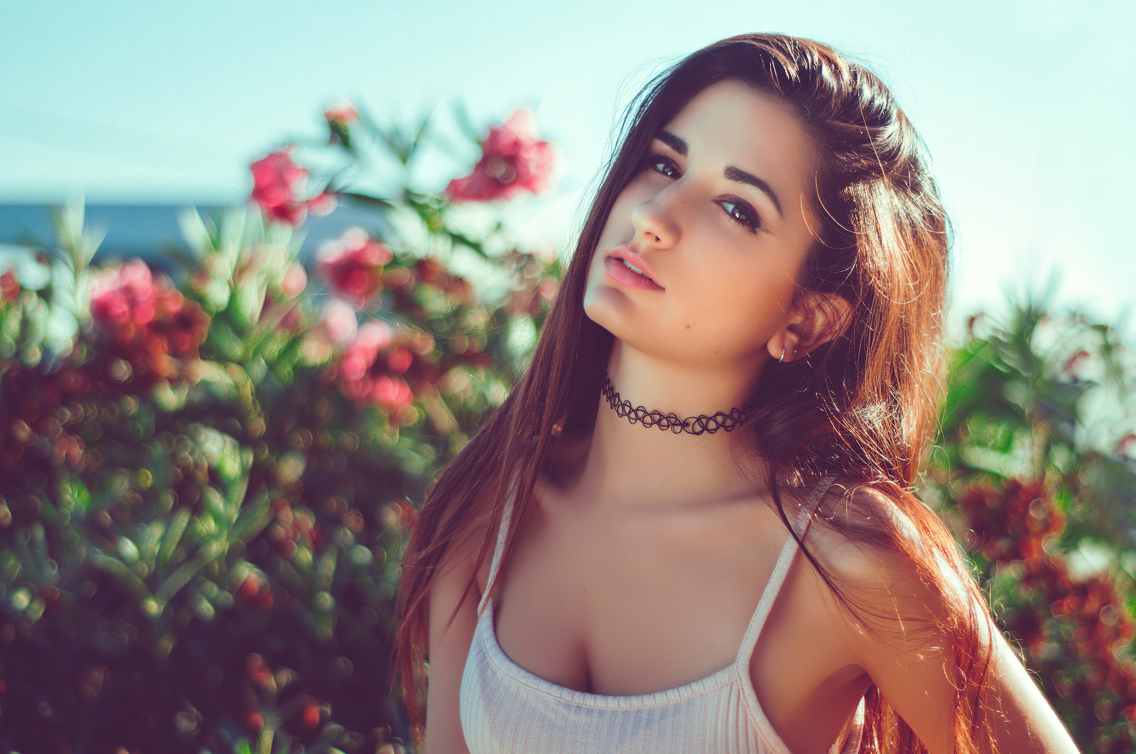 Brunette woman with choker necklace outdoors HD Wallpaper