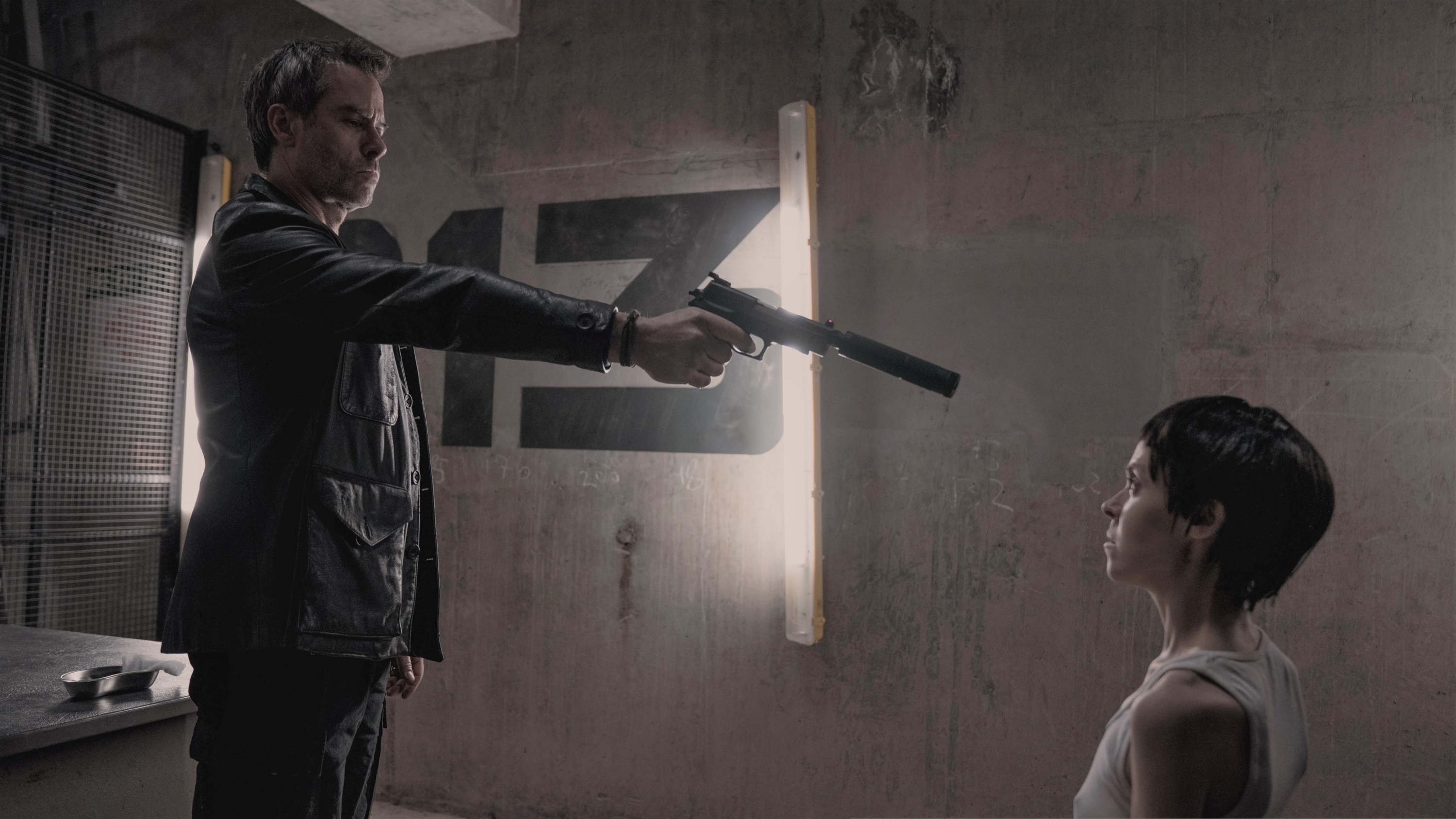 Guy Pearce in Zone 414 HD Wallpaper