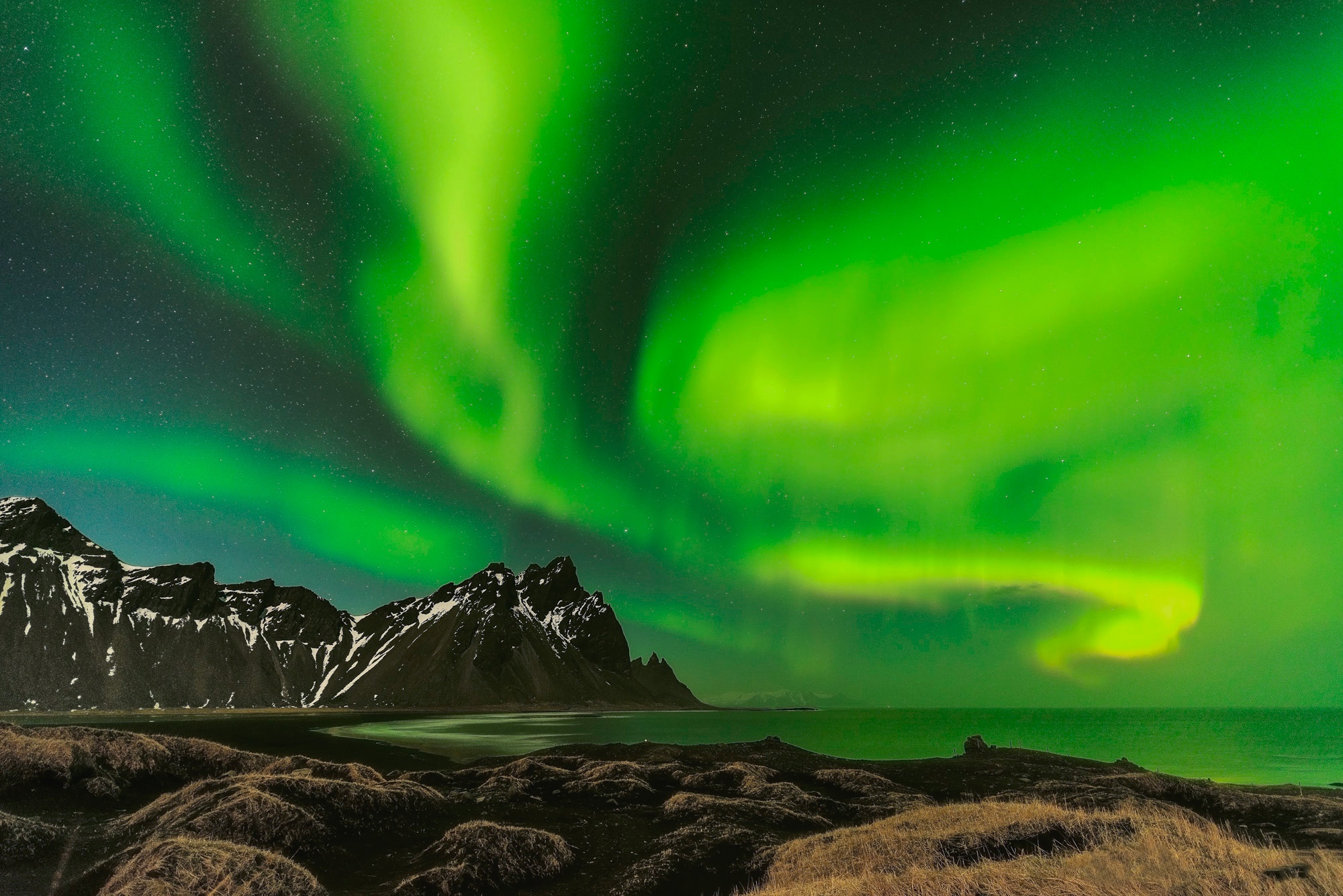Aurora Borealis over Vestrahorn Mountain, Iceland HD Wallpaper