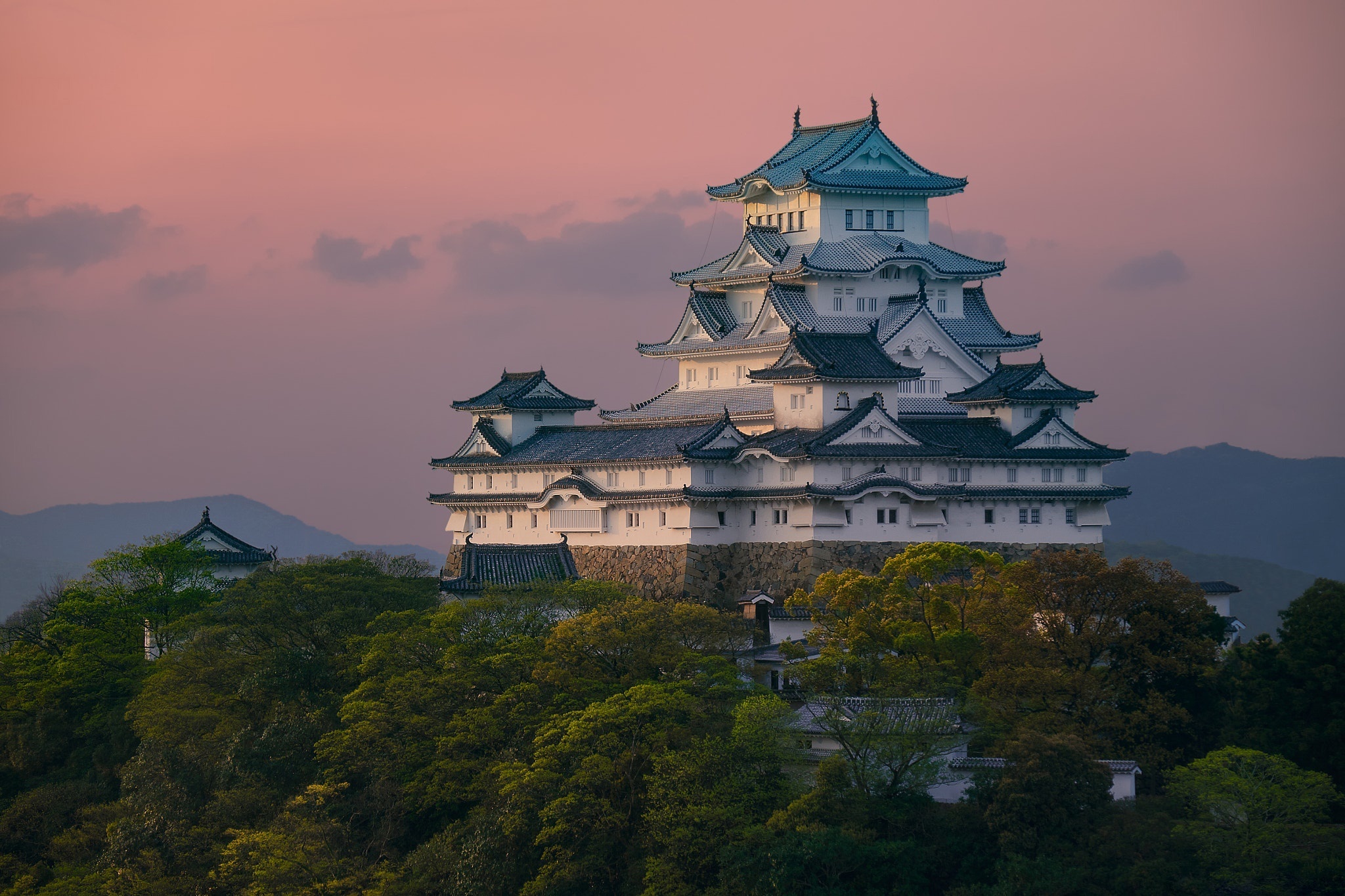 Himeji Castle in Japan at sunset HD Wallpaper