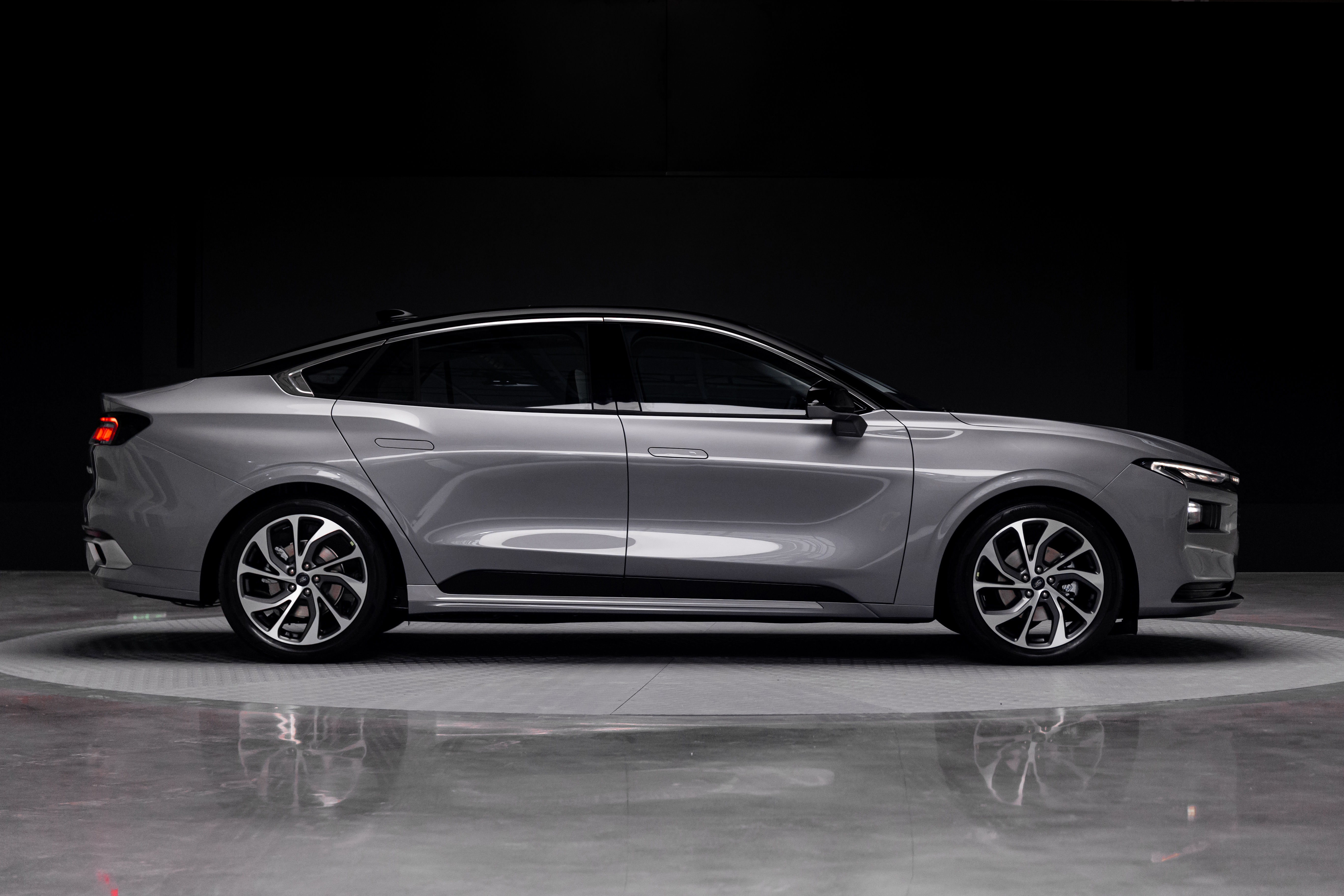 Silver Ford Mondeo 4K HD Wallpaper