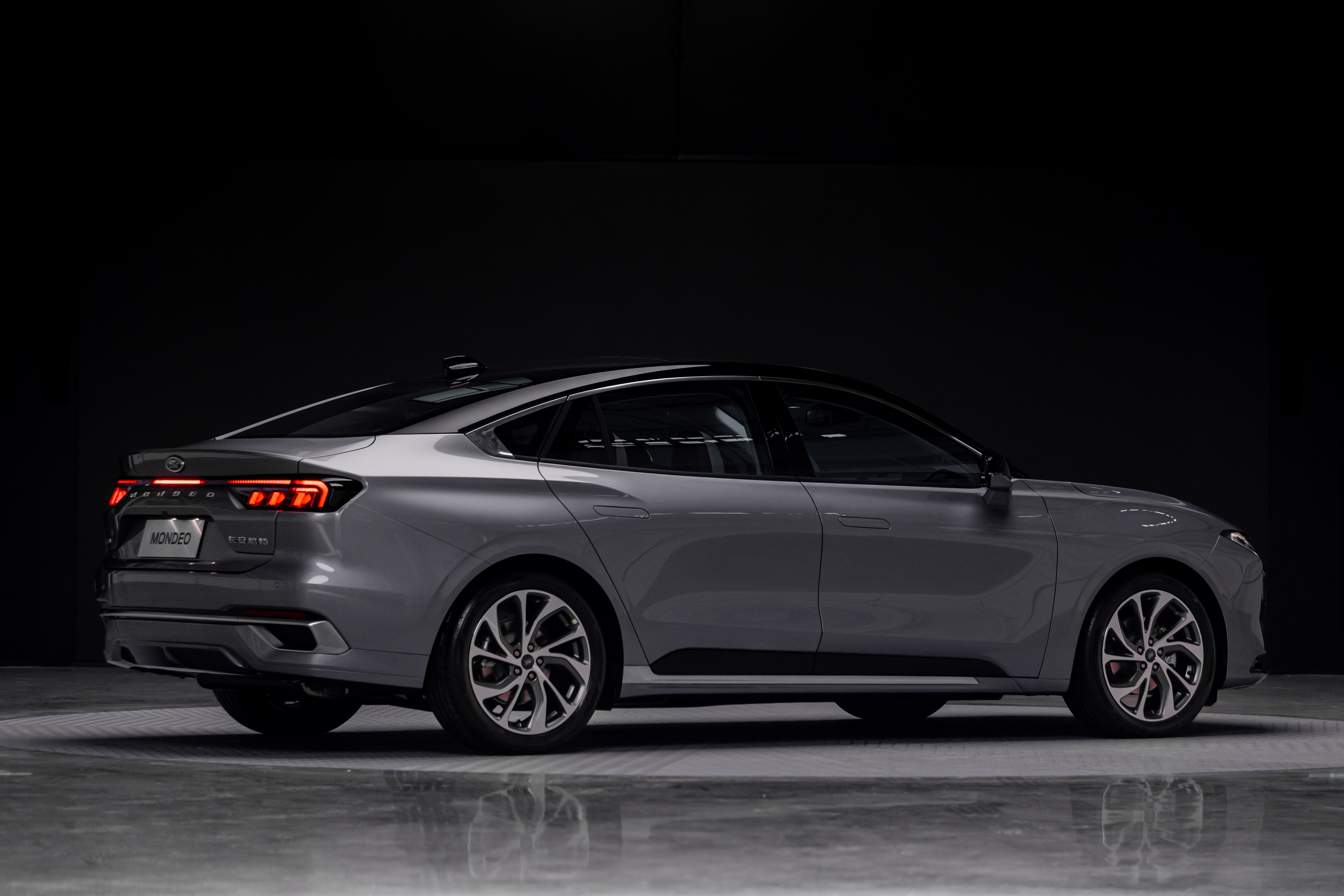 Silver Ford Mondeo 4K HD Wallpaper