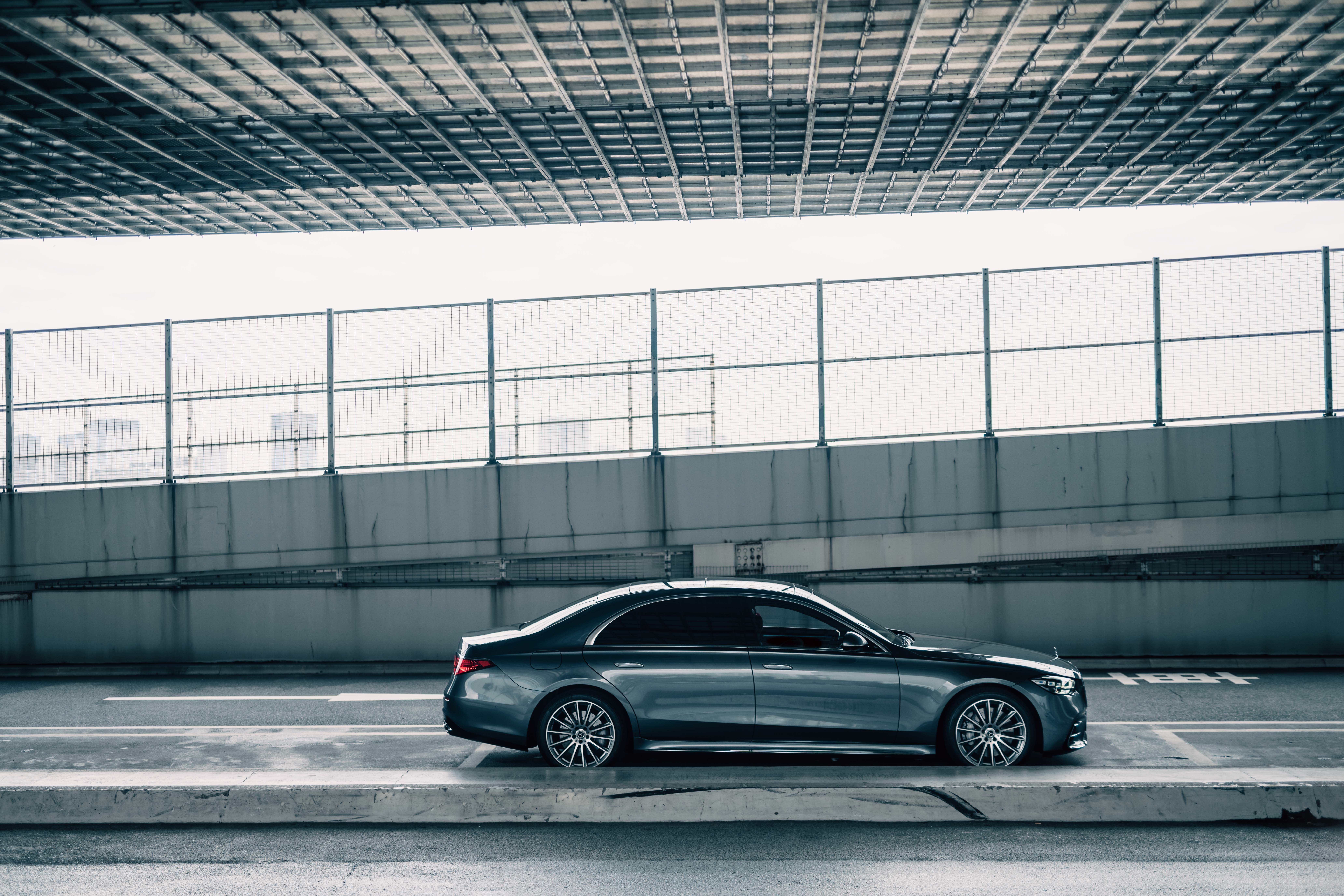 Mercedes-Benz S-Class S 580 parked under a bridge HD Wallpaper