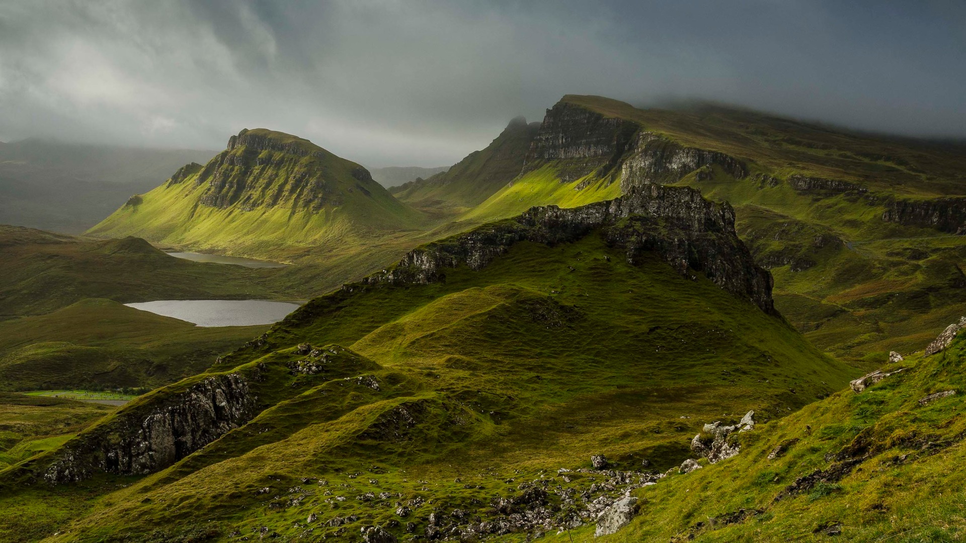 Trotternish Ridge and Cnòc a Mhèrlich, Scotland HD Wallpaper