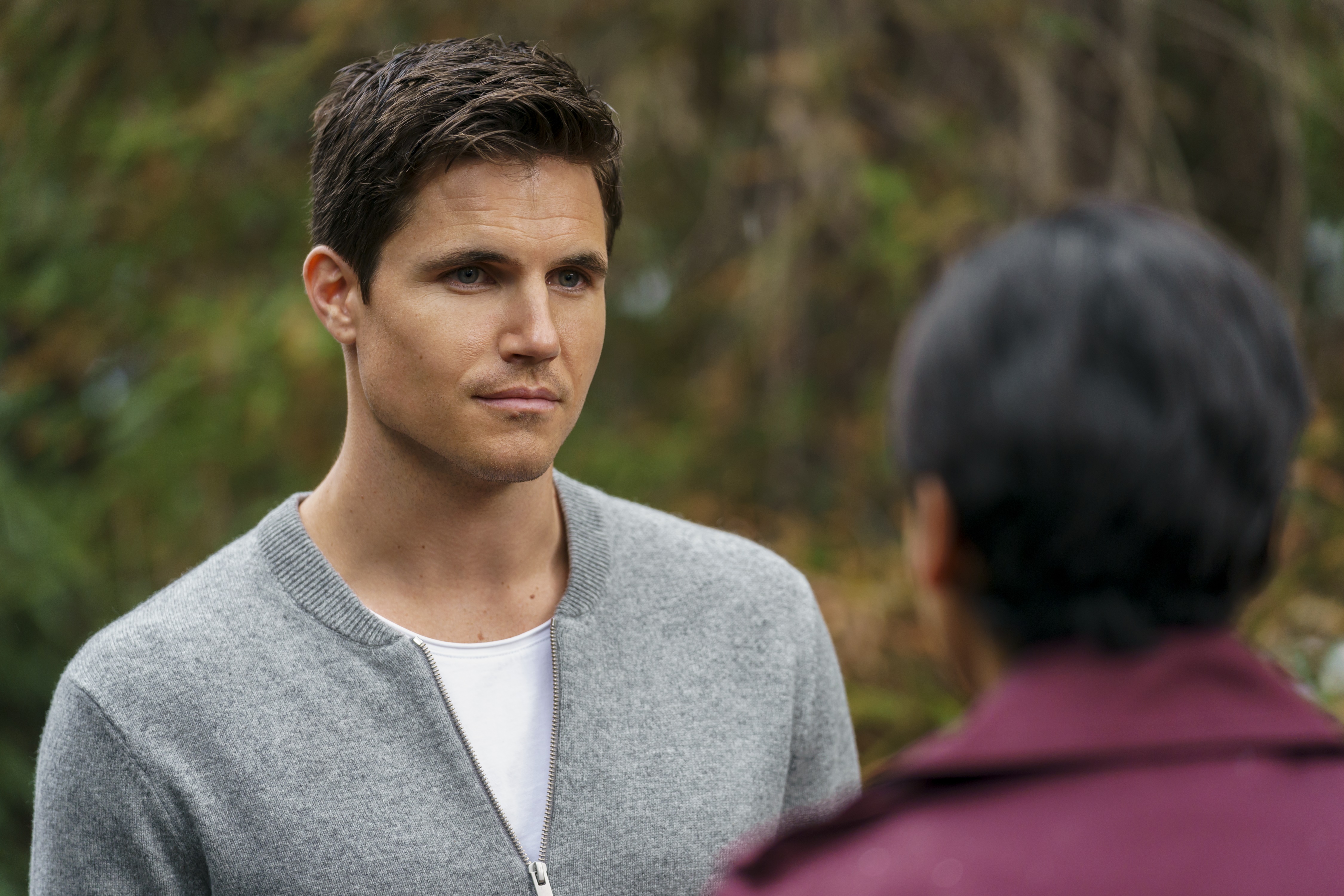 Robbie Amell in a grey sweater HD Wallpaper