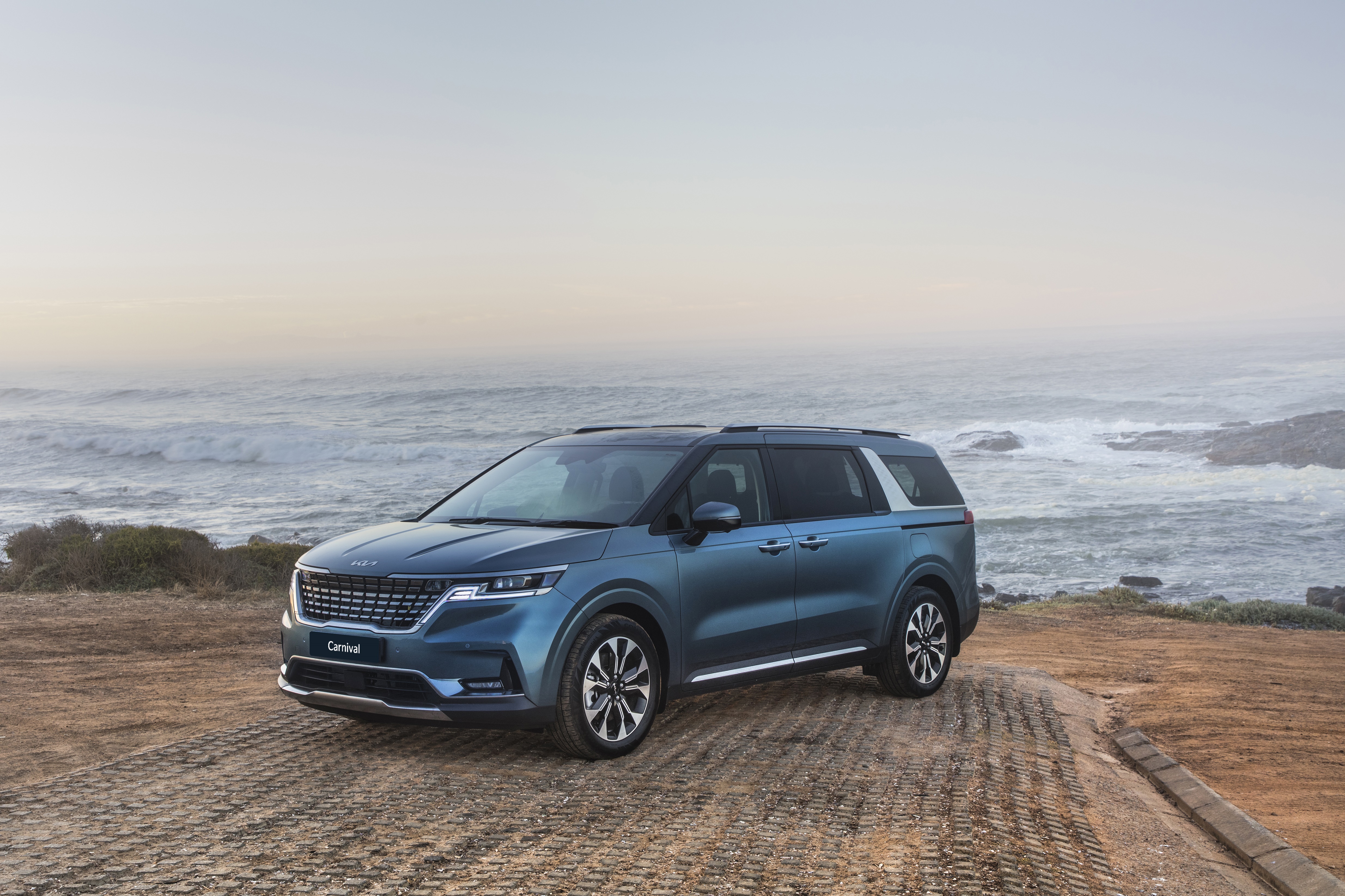 Blue Kia Carnival parked by the ocean HD Wallpaper