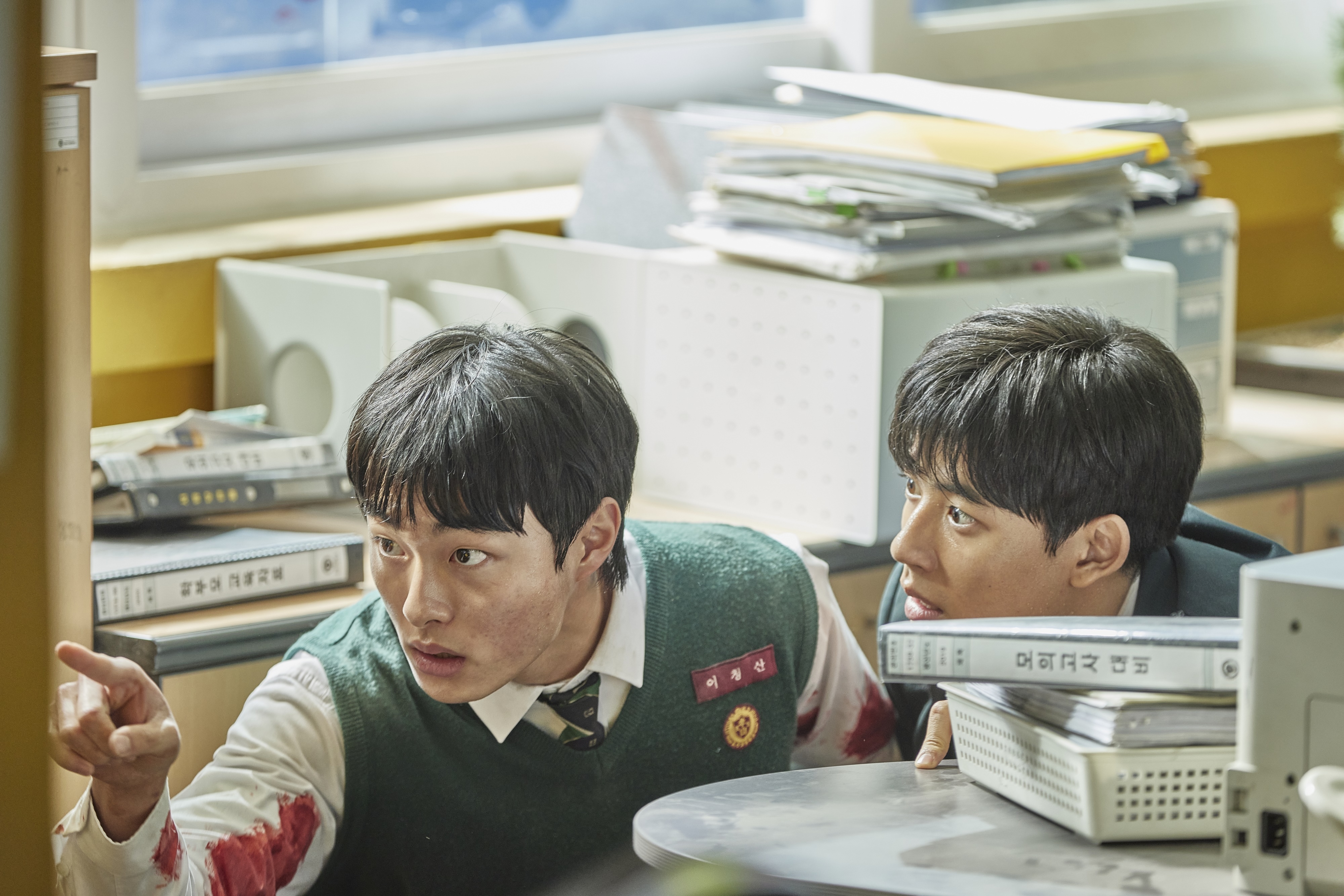 Two boys from All Of Us Are Dead 4K HD Wallpaper