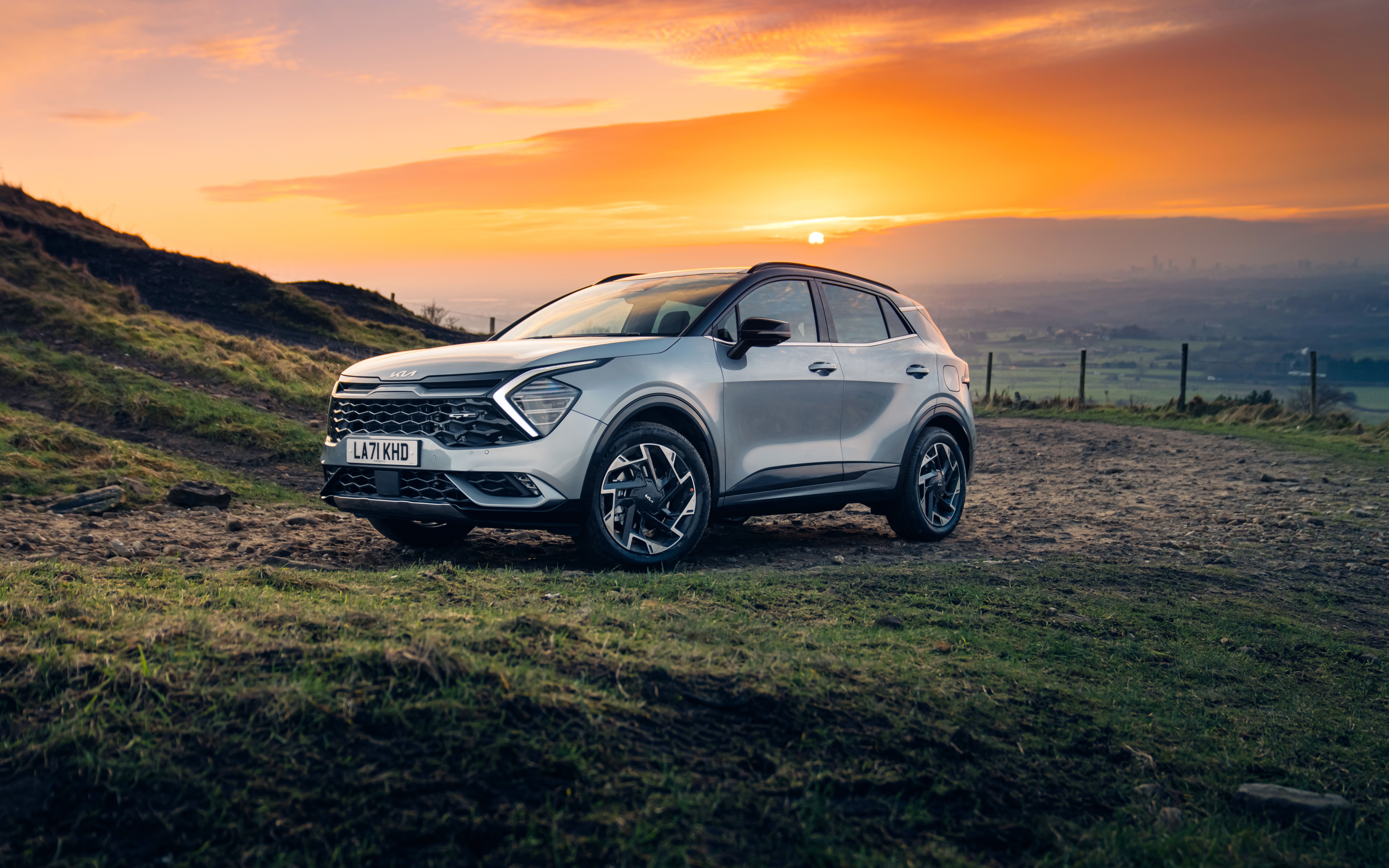 Silver Kia Sportage HEV AWD GT-Line S SUV at sunset HD Wallpaper