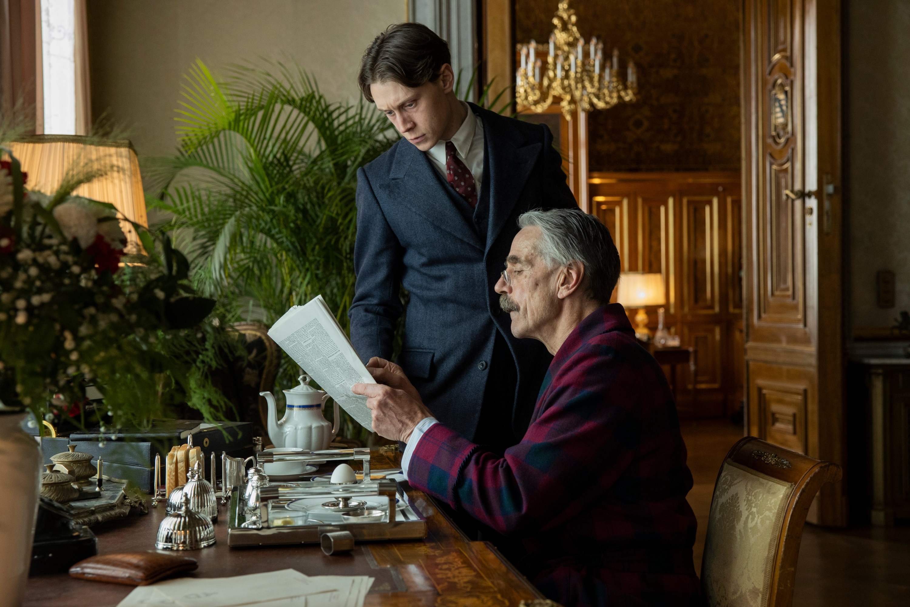 Jeremy Irons in Munich: The Edge Of War HD Wallpaper