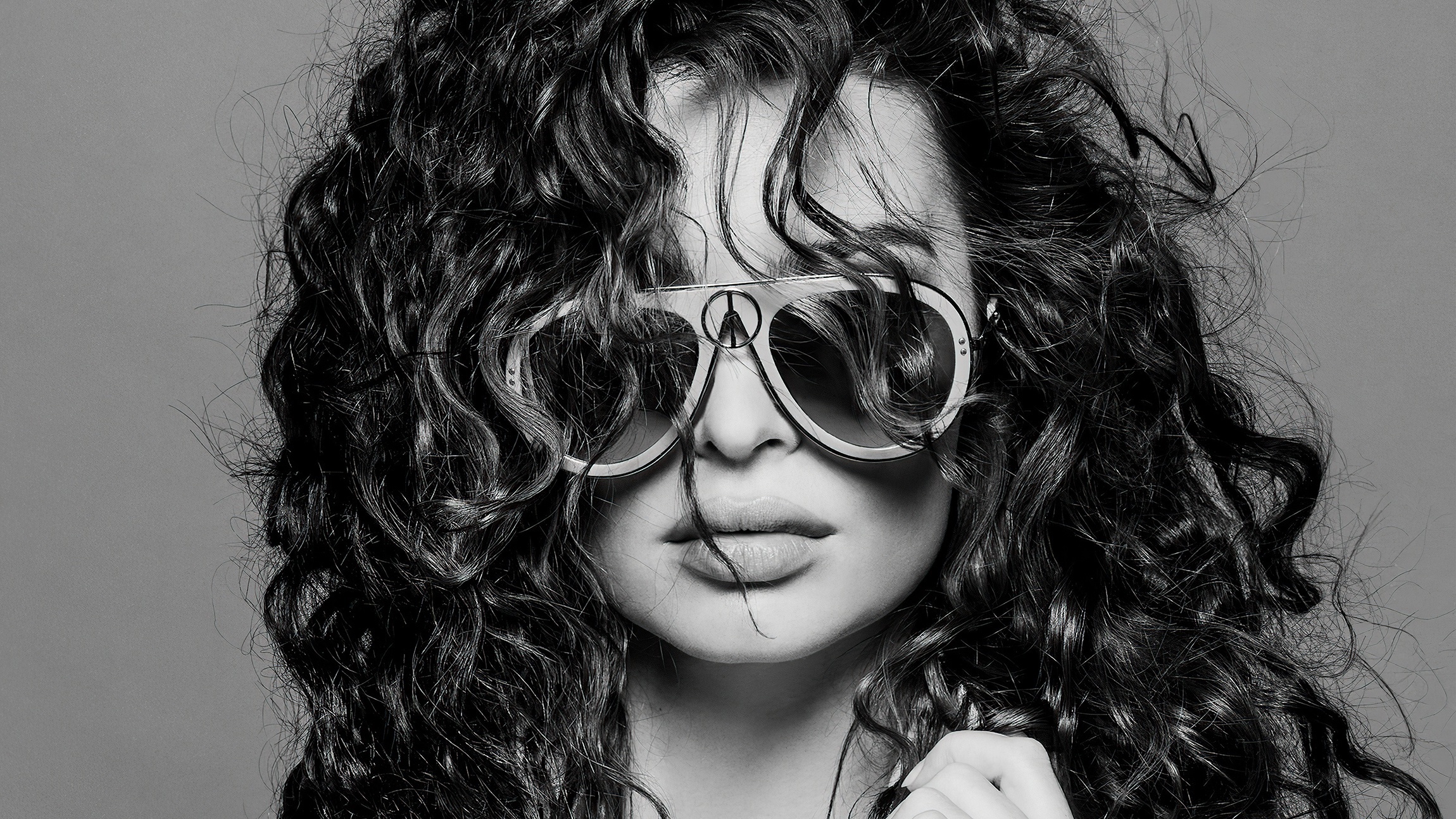 Emily Ratajkowski wearing sunglasses, black and white portrait HD Wallpaper