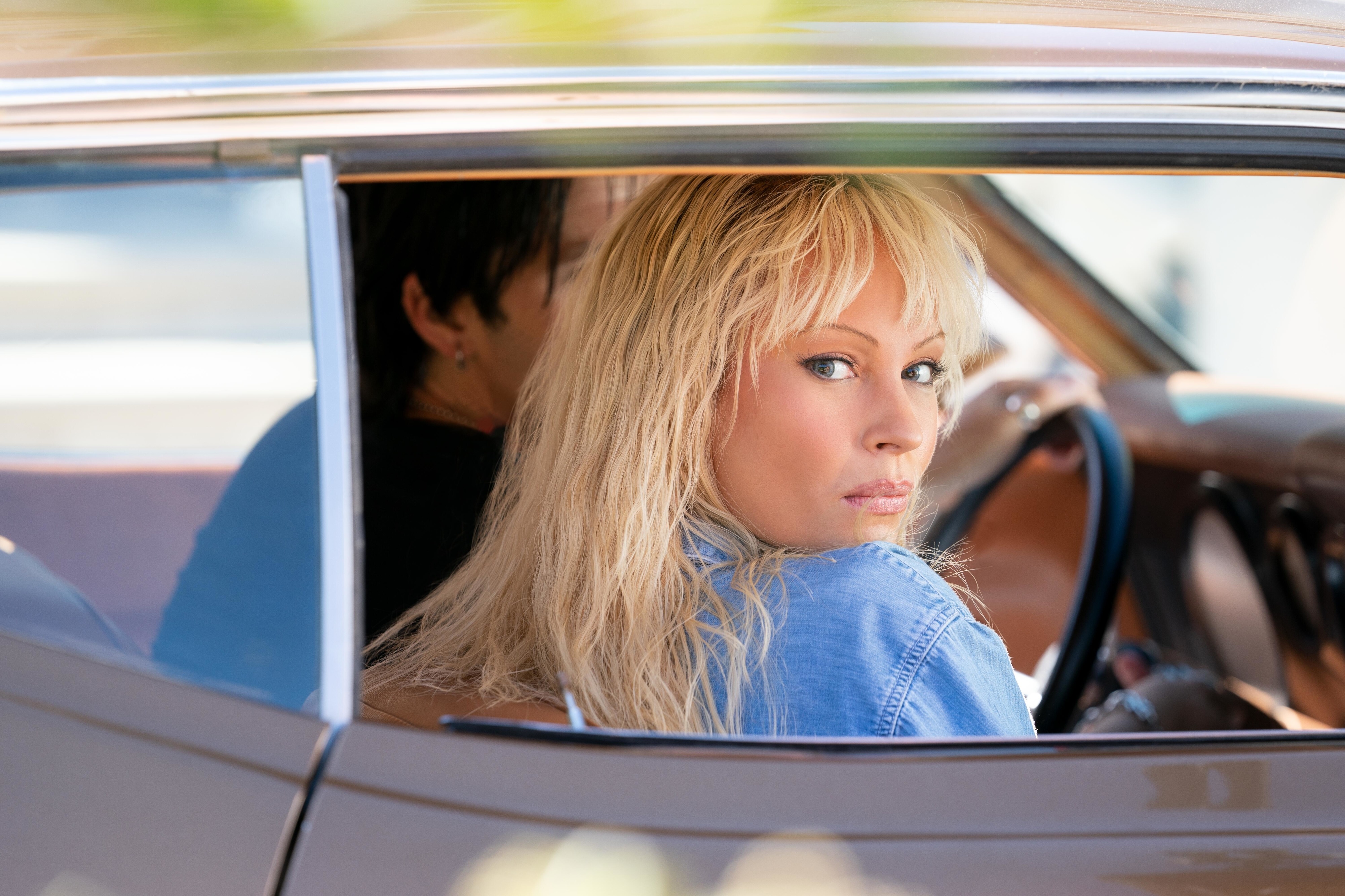 Lily James as Pamela Anderson in Pam & Tommy HD Wallpaper