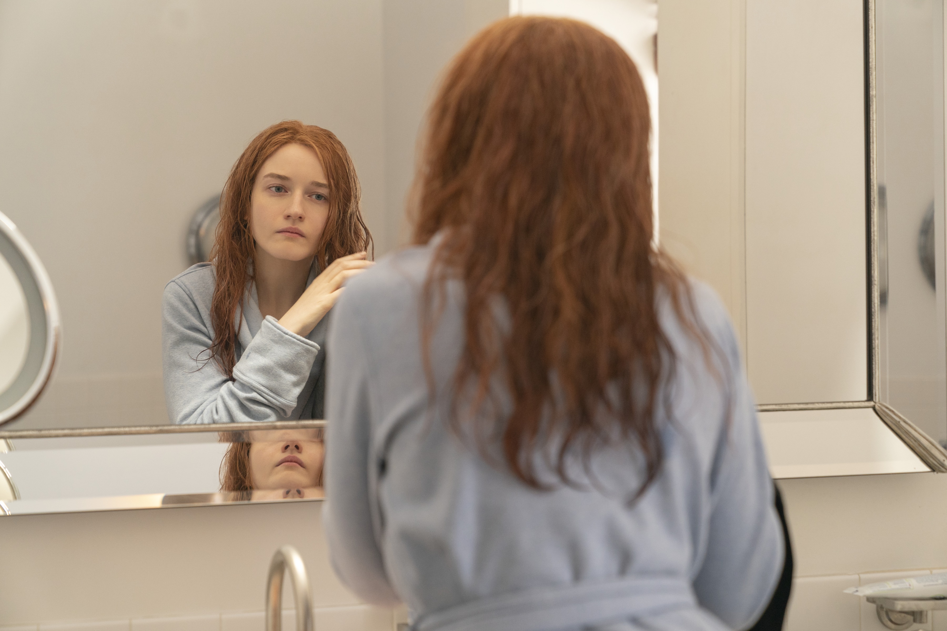 Julia Garner as Anna Delvey in Inventing Anna HD Wallpaper