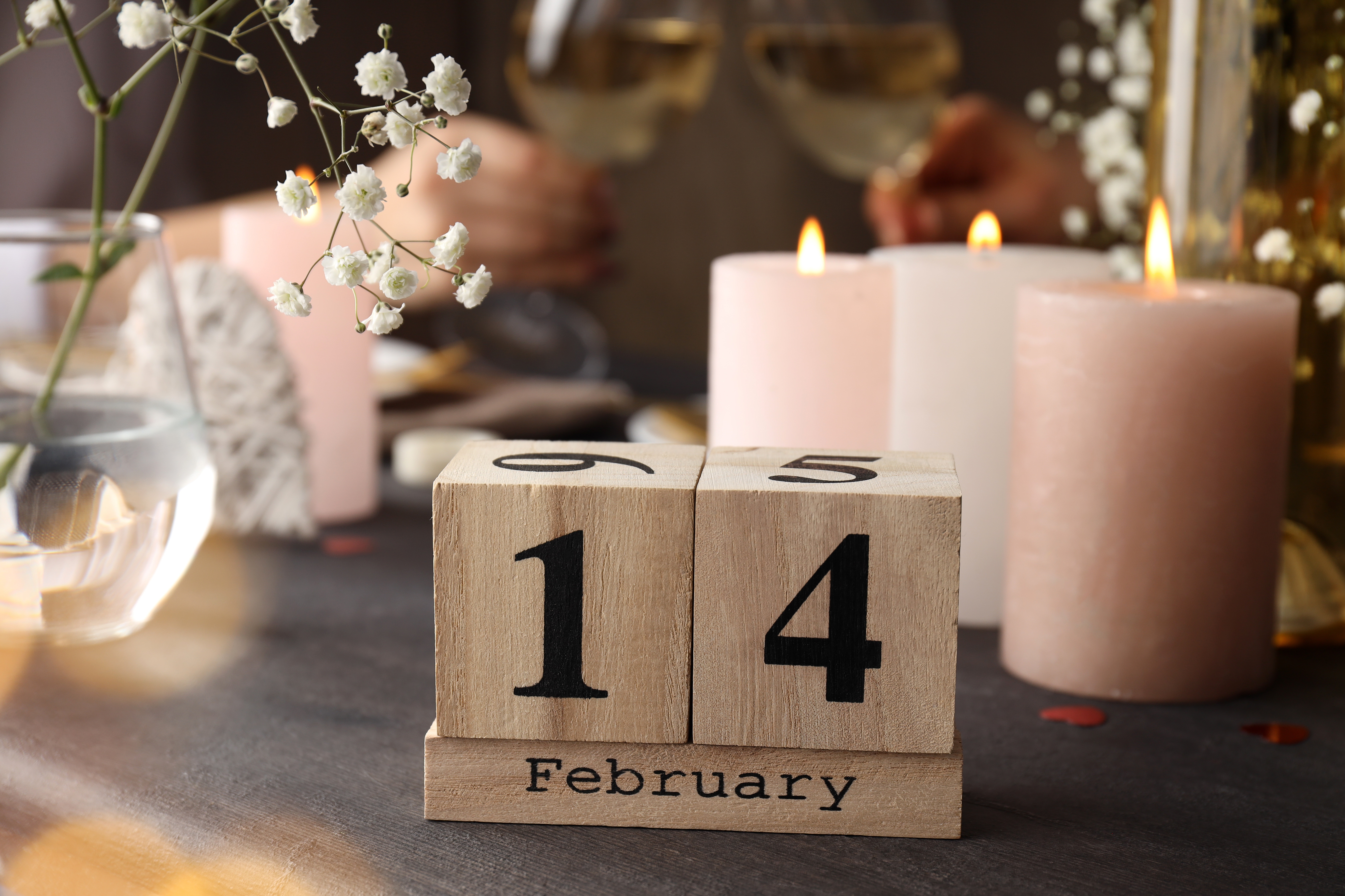 Valentines Day wooden calendar with candles HD Wallpaper