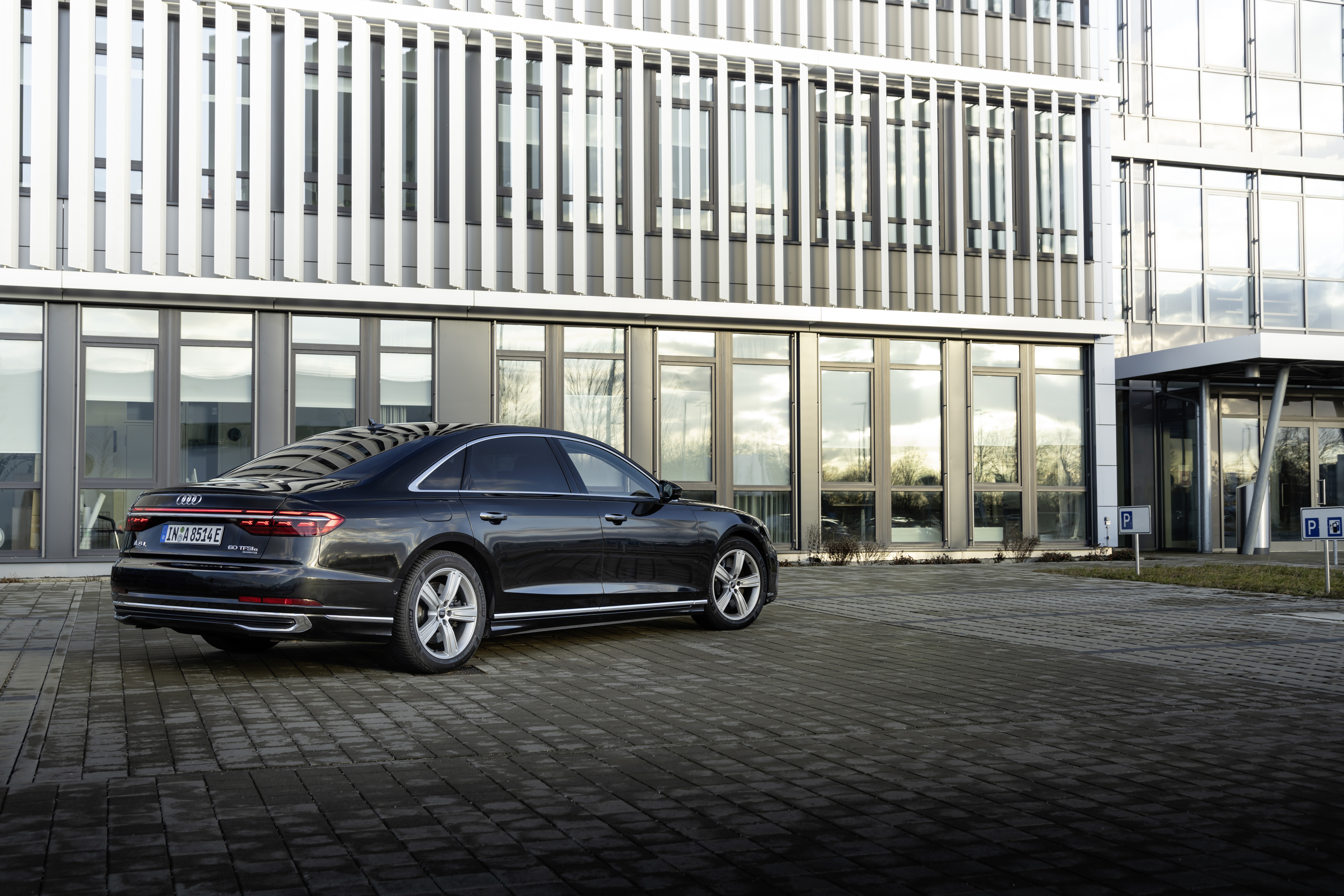 Audi A8 L 60 TFSI e quattro S line sedan HD Wallpaper