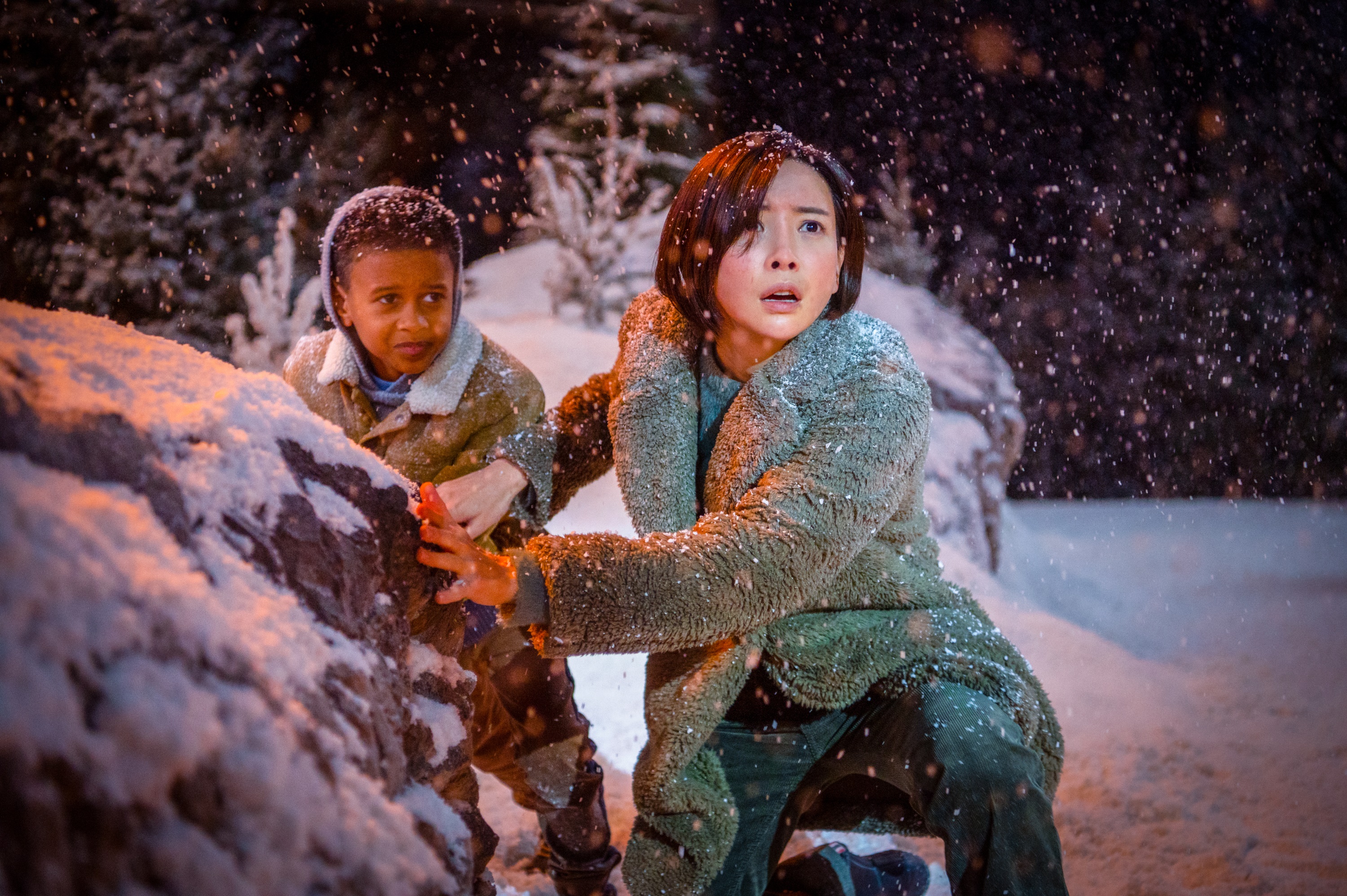 Kelly Yu and child in Moonfall HD Wallpaper