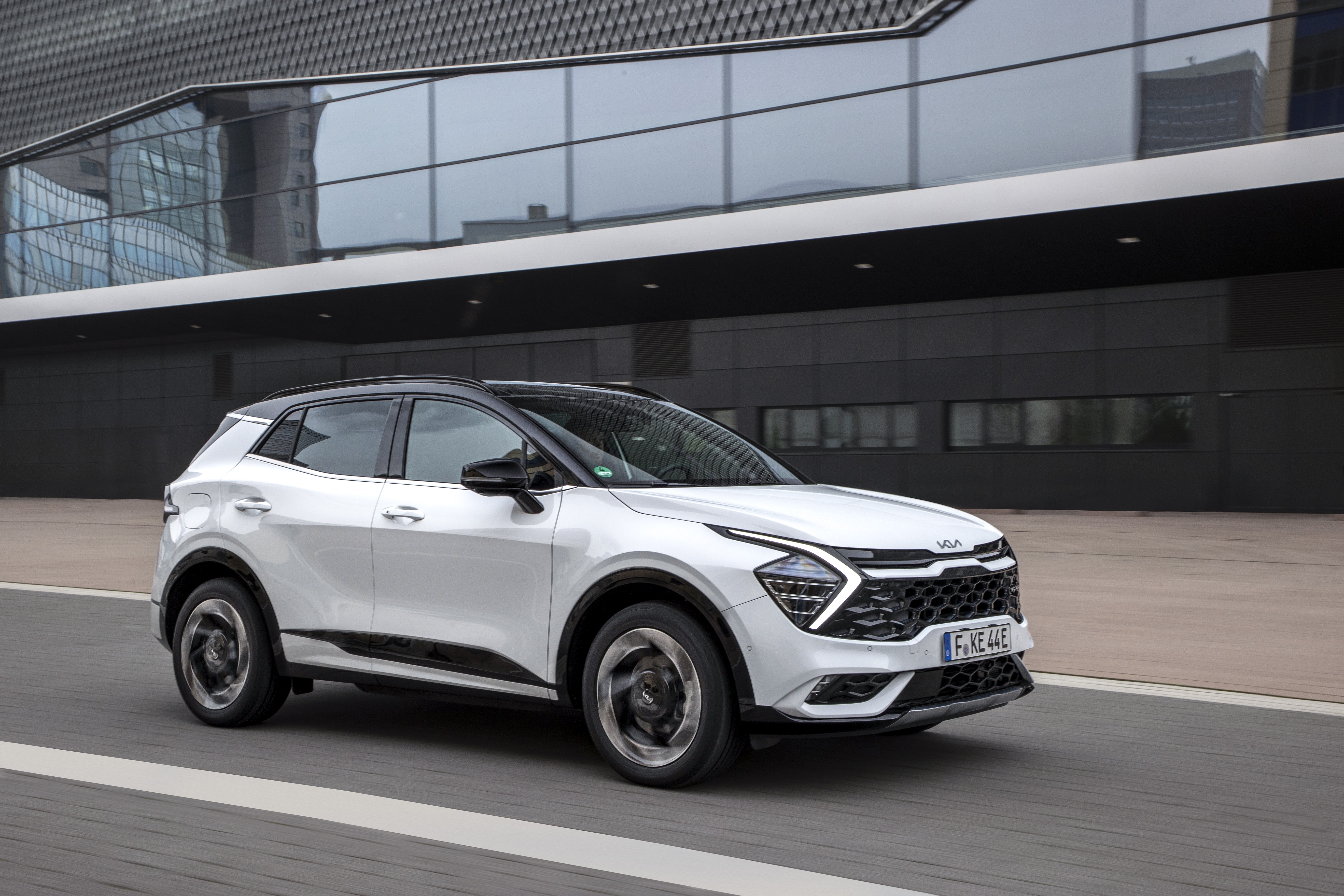 White Kia Sportage GT-Line PHEV SUV HD Wallpaper