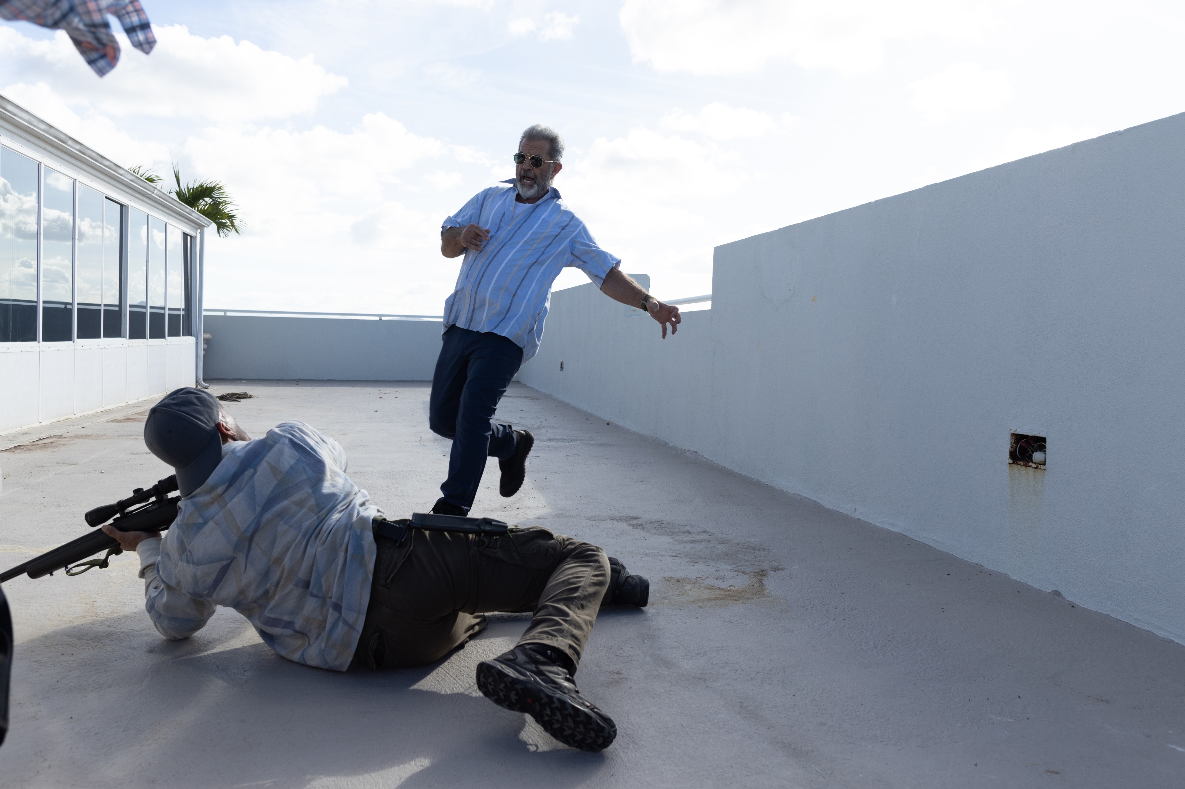 Mel Gibson on a rooftop with a sniper HD Wallpaper
