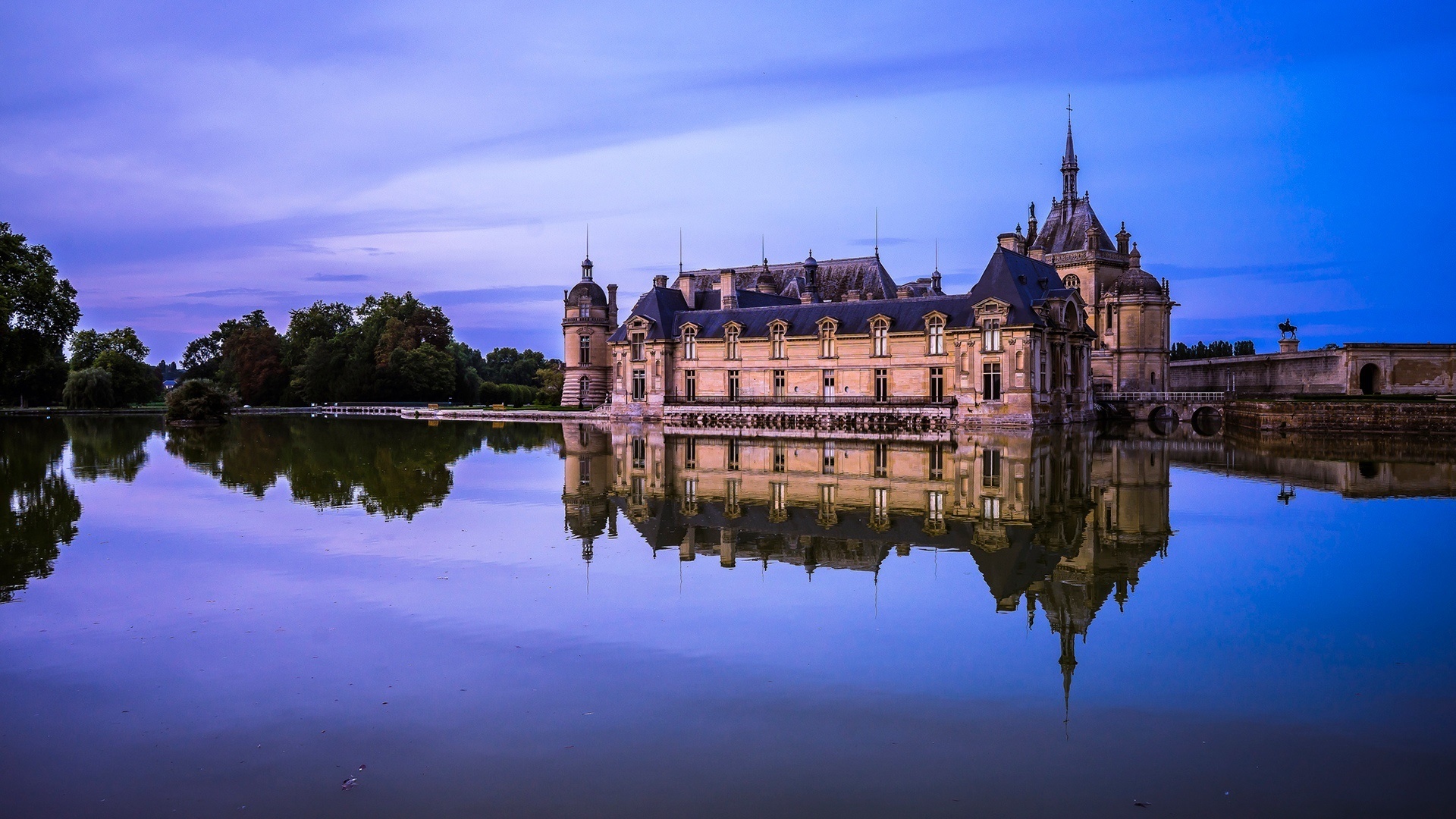 Château de Chantilly reflection in water at dusk HD Wallpaper