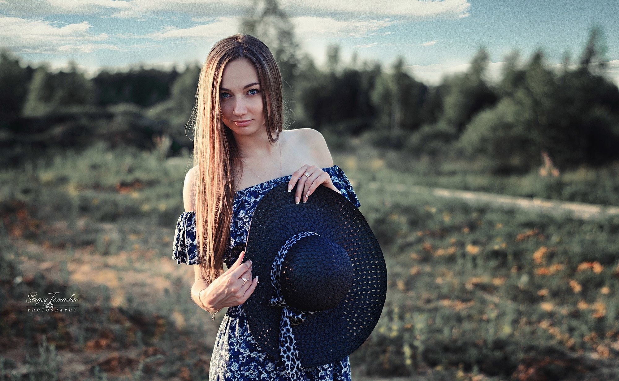Woman in a blue dress holding a black hat HD Wallpaper