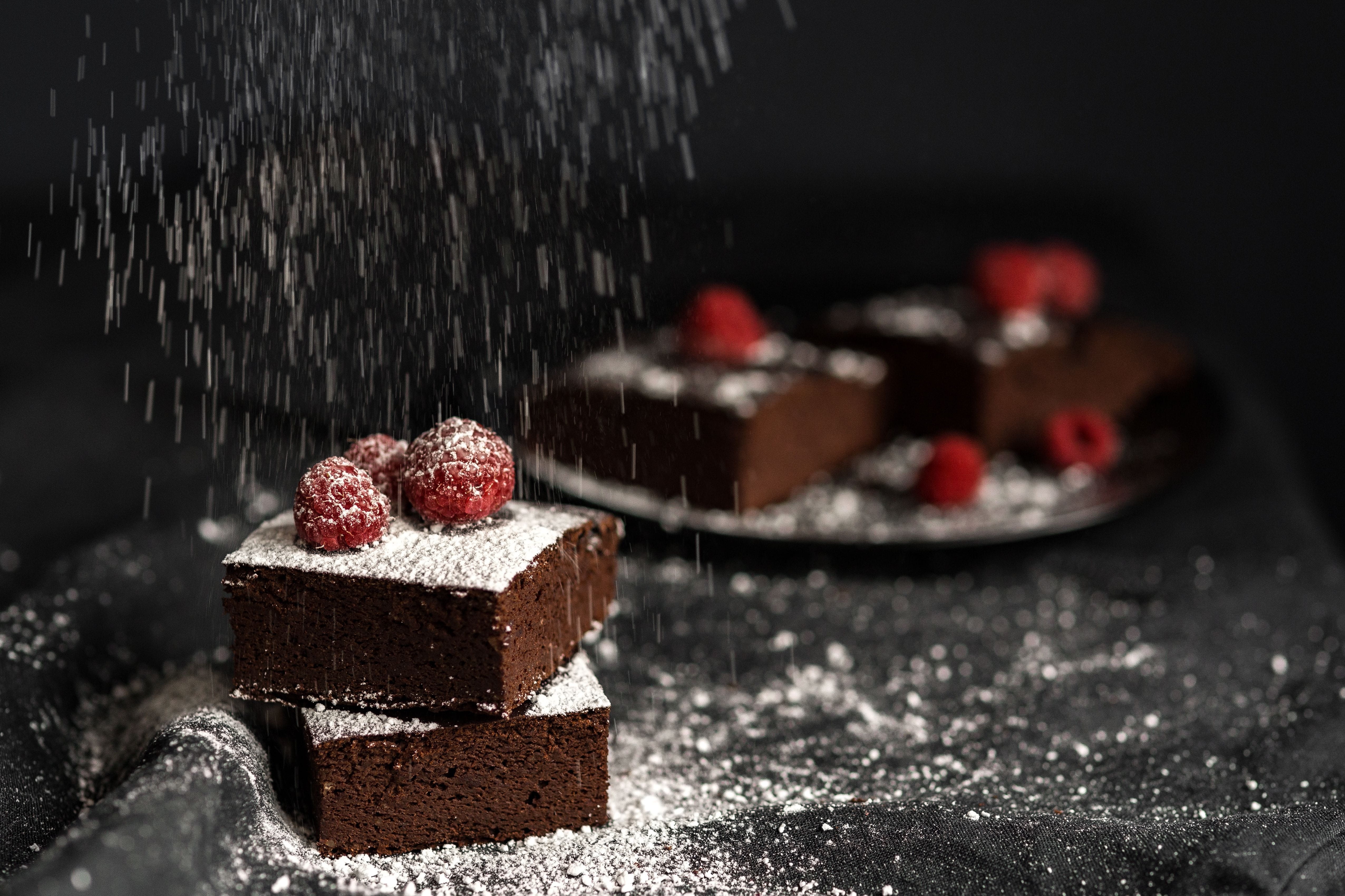 Chocolate brownies with raspberries and powdered sugar HD Wallpaper