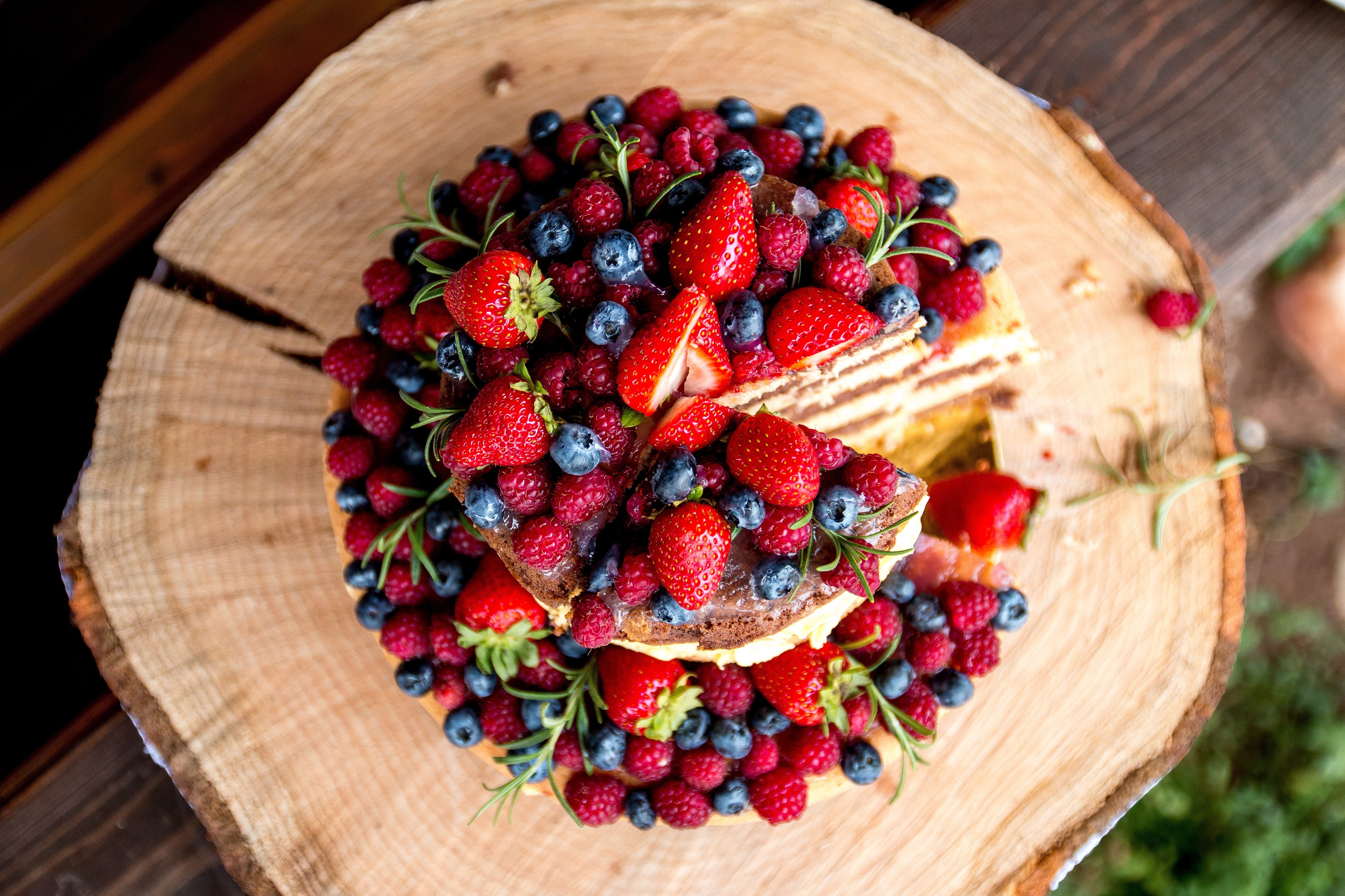 Berry cake with strawberries and blueberries on a wooden stand HD Wallpaper