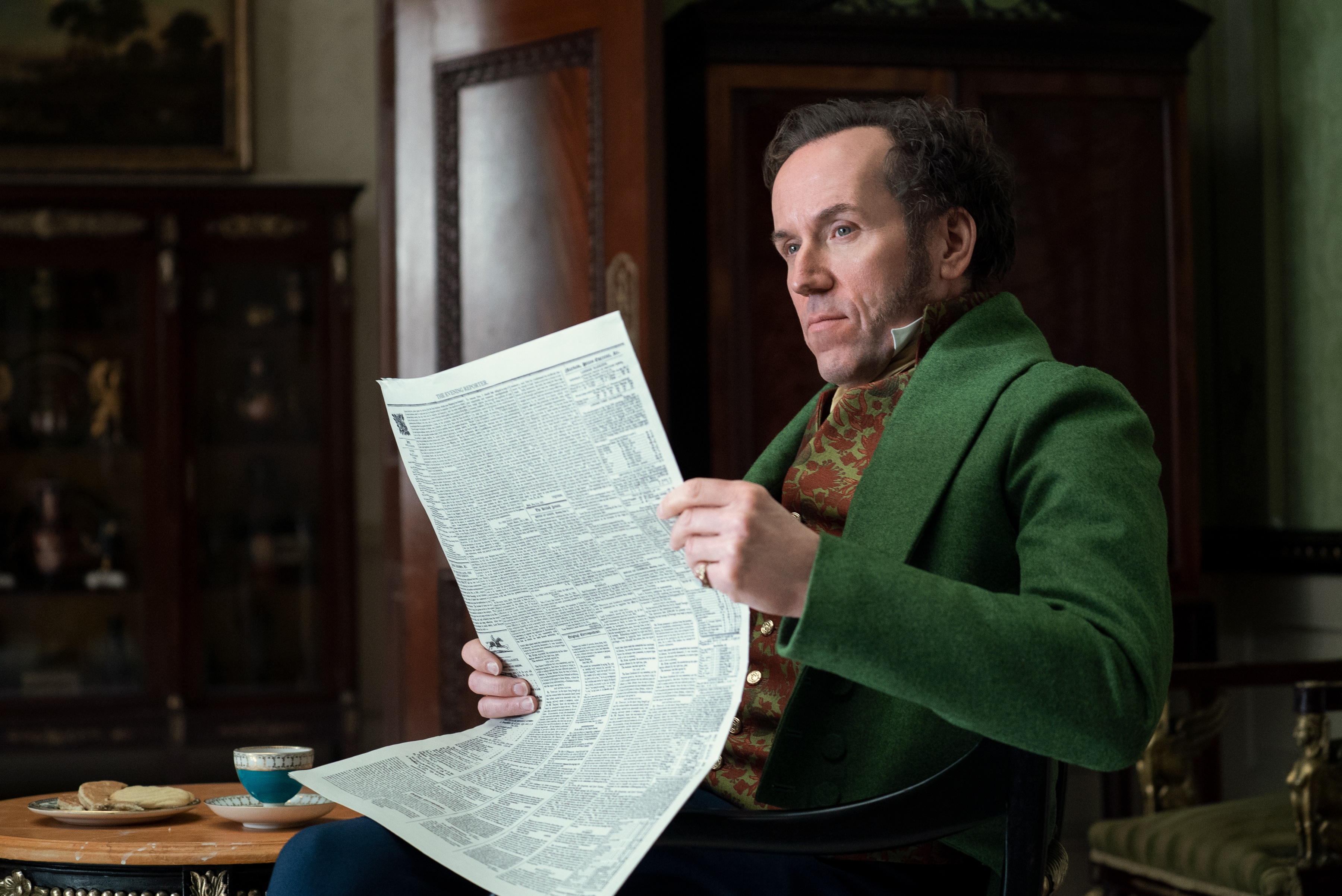Man reading newspaper in Bridgerton HD Wallpaper