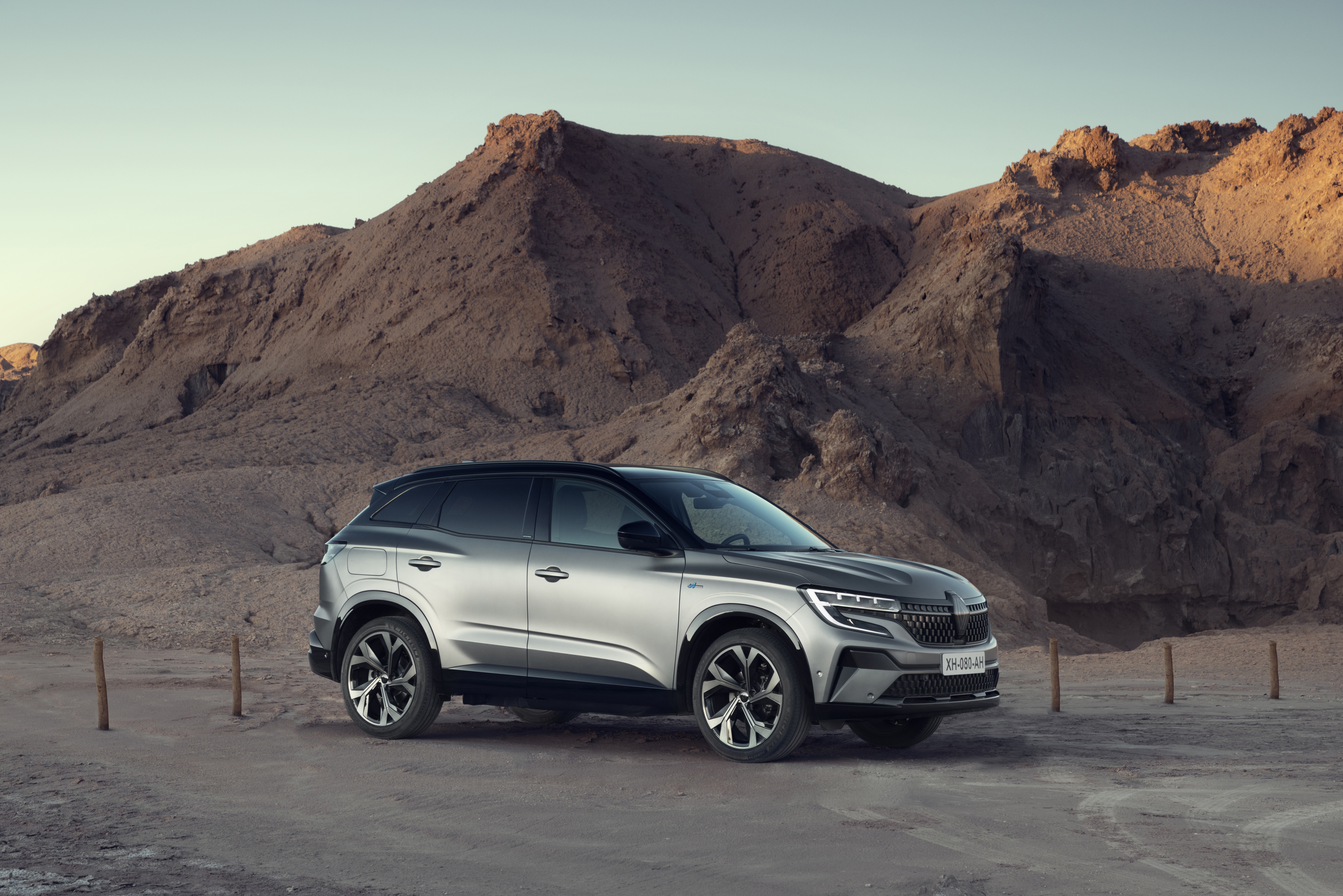 Renault Austral E-TECH Hybrid SUV in desert landscape HD Wallpaper