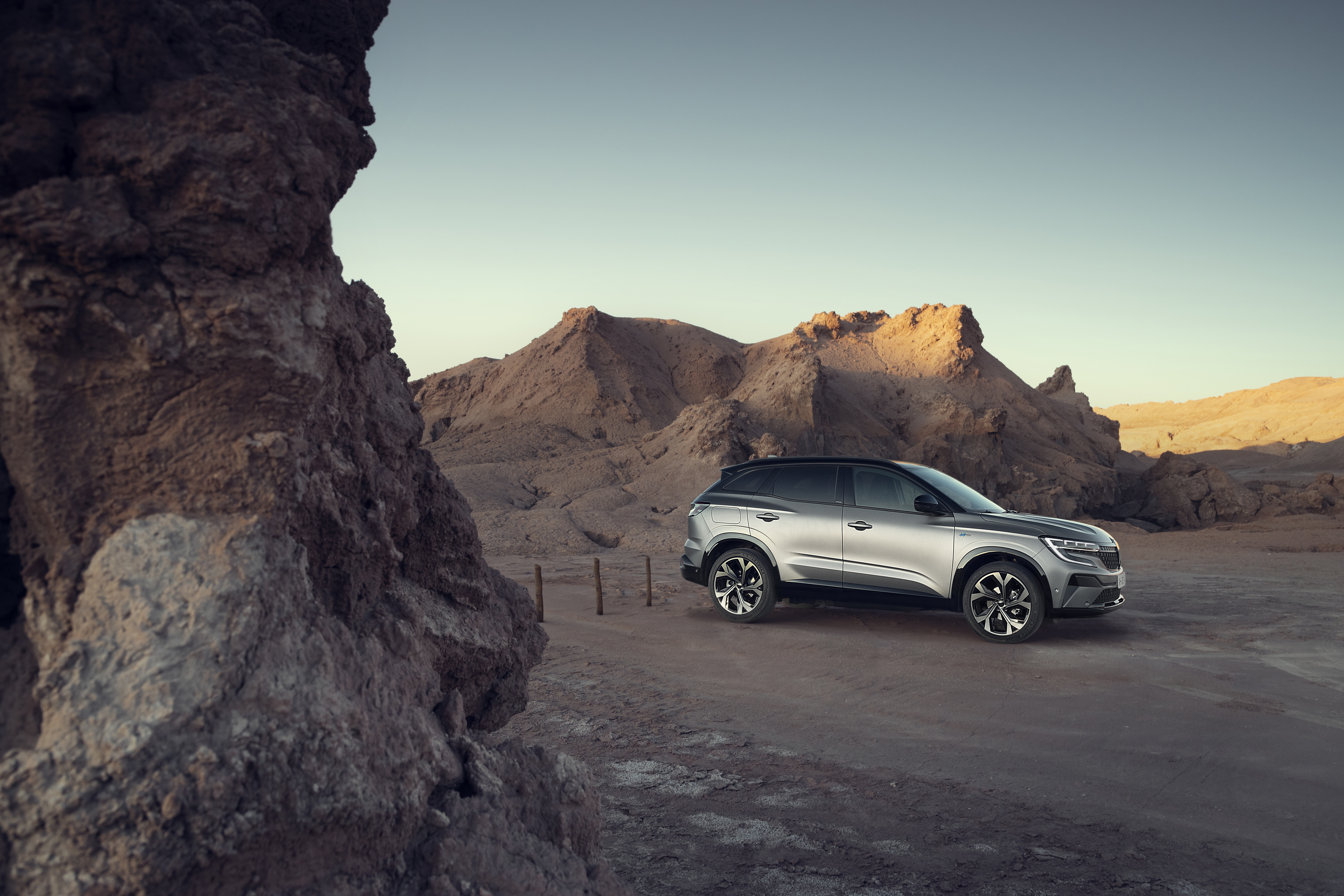 Renault Austral E-TECH Hybrid SUV in desert landscape HD Wallpaper