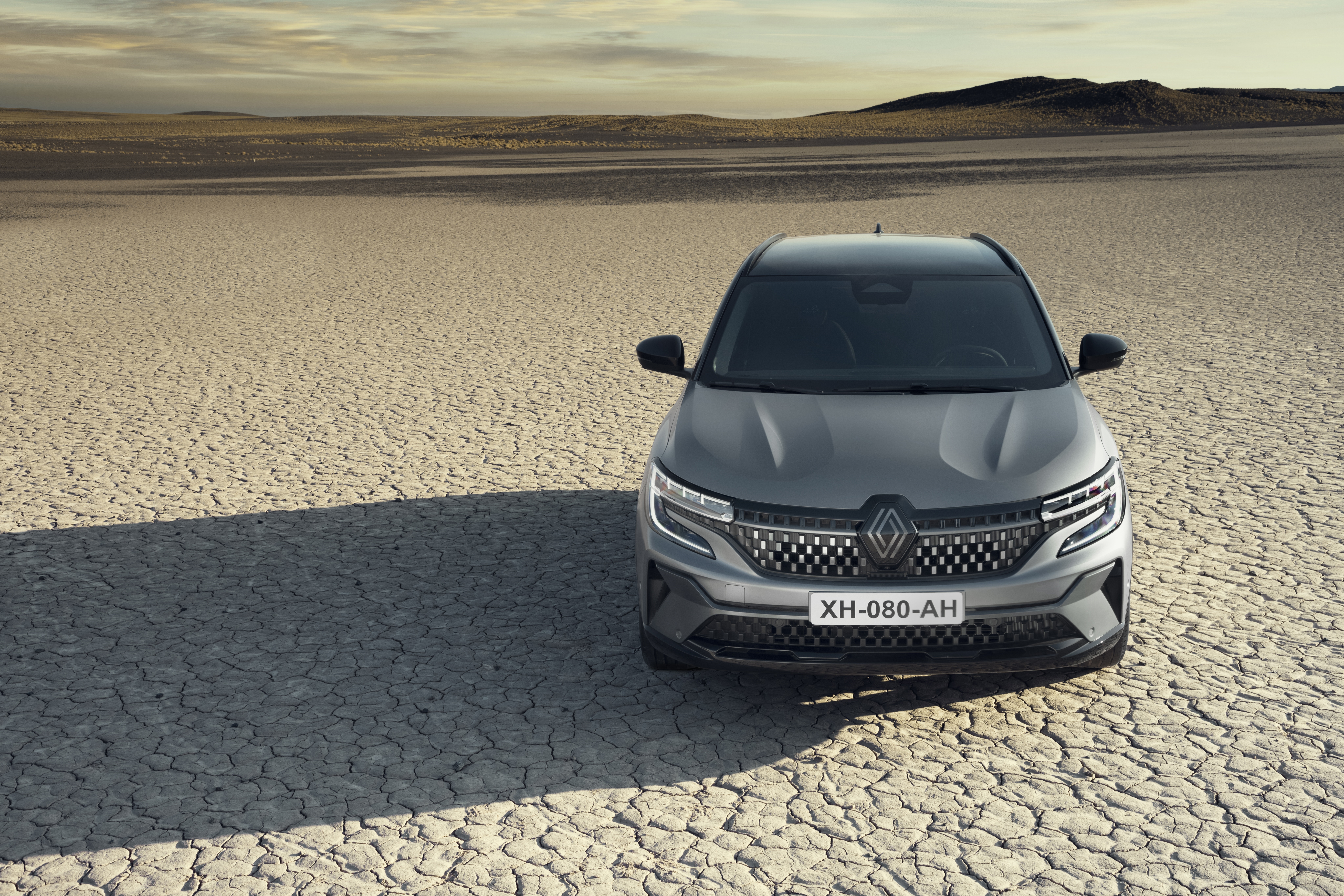 Renault Austral E-TECH Hybrid SUV in desert HD Wallpaper