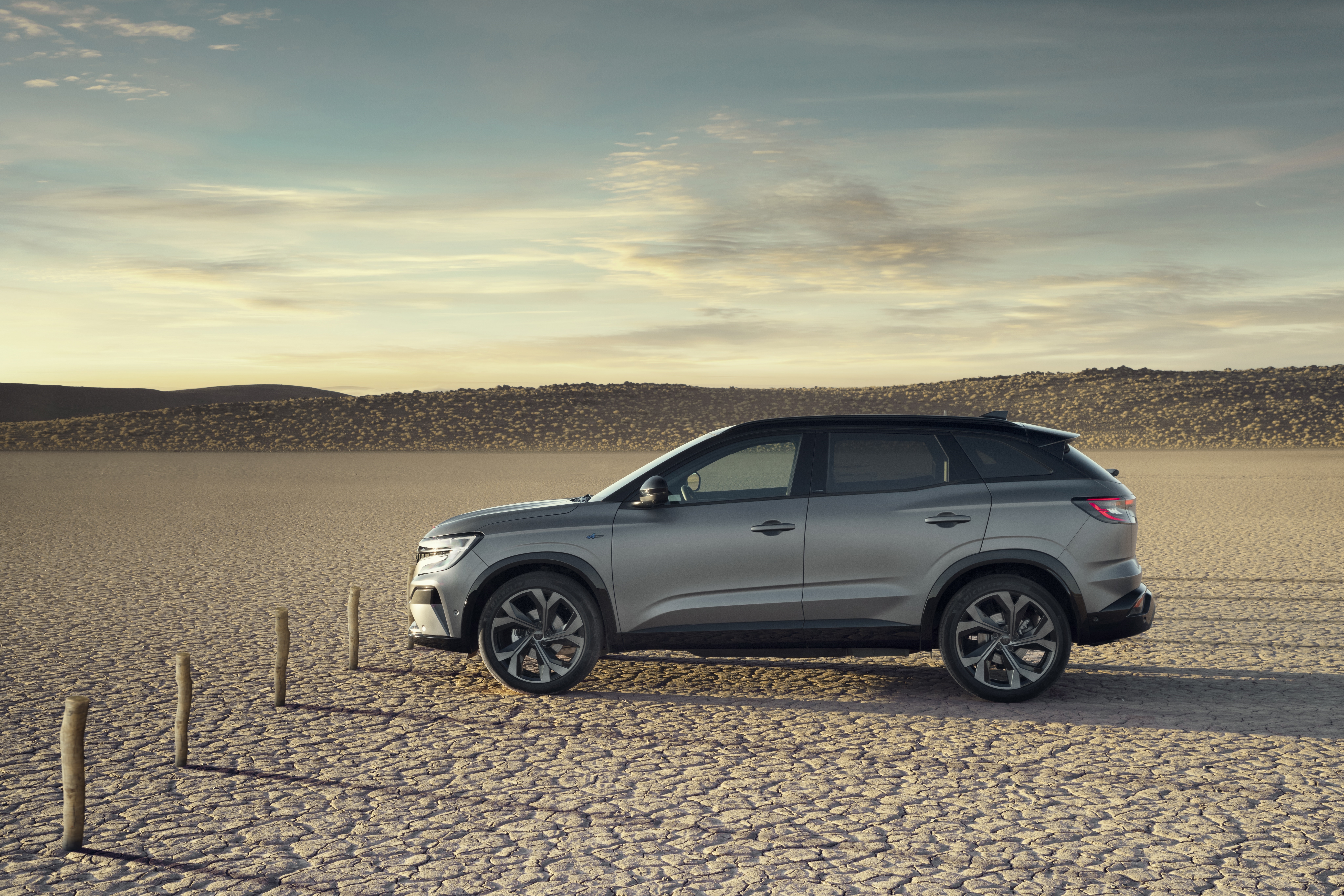Renault Austral E-TECH Hybrid SUV in desert landscape HD Wallpaper