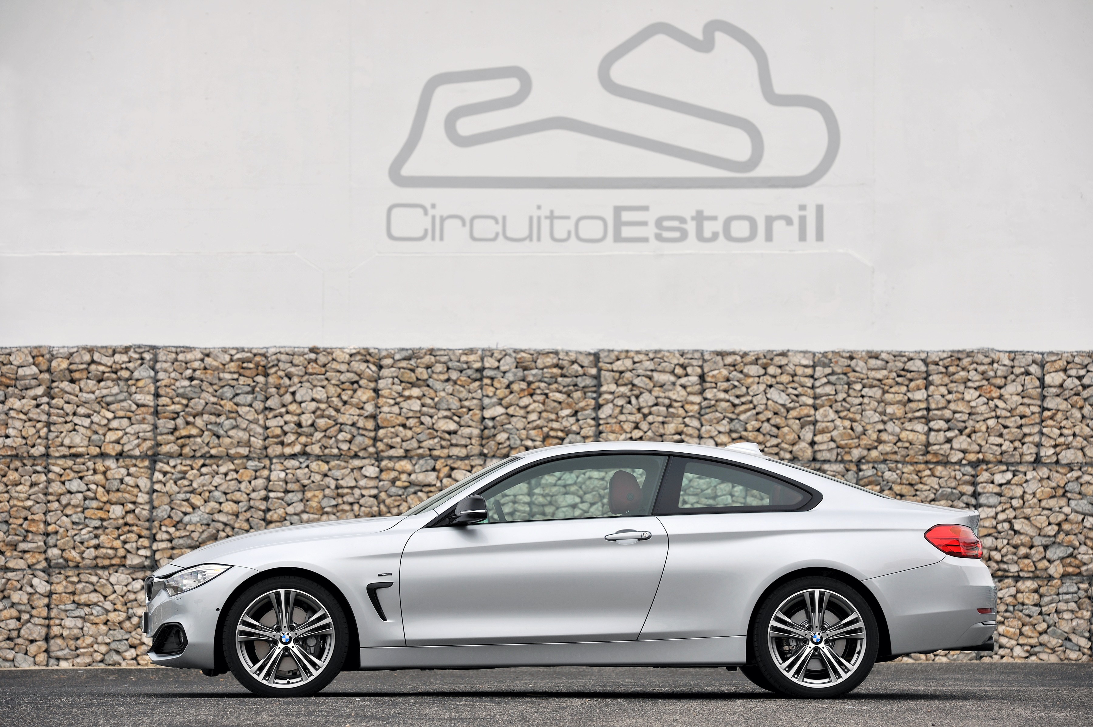 Silver BMW 4 Series Coupé Sport Line AT at Circuito Estoril HD Wallpaper