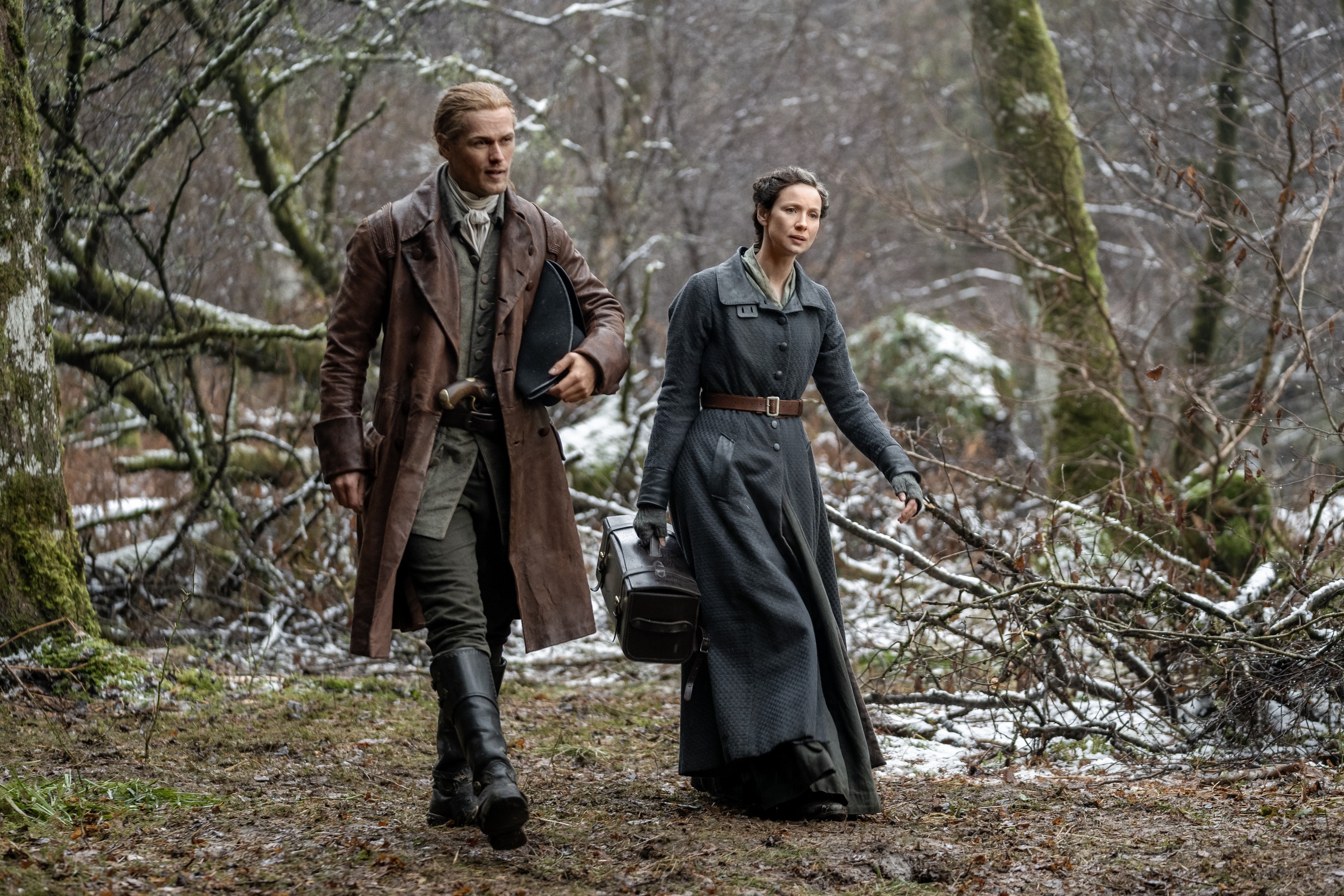 Jamie and Claire Fraser from Outlander in a forest HD Wallpaper