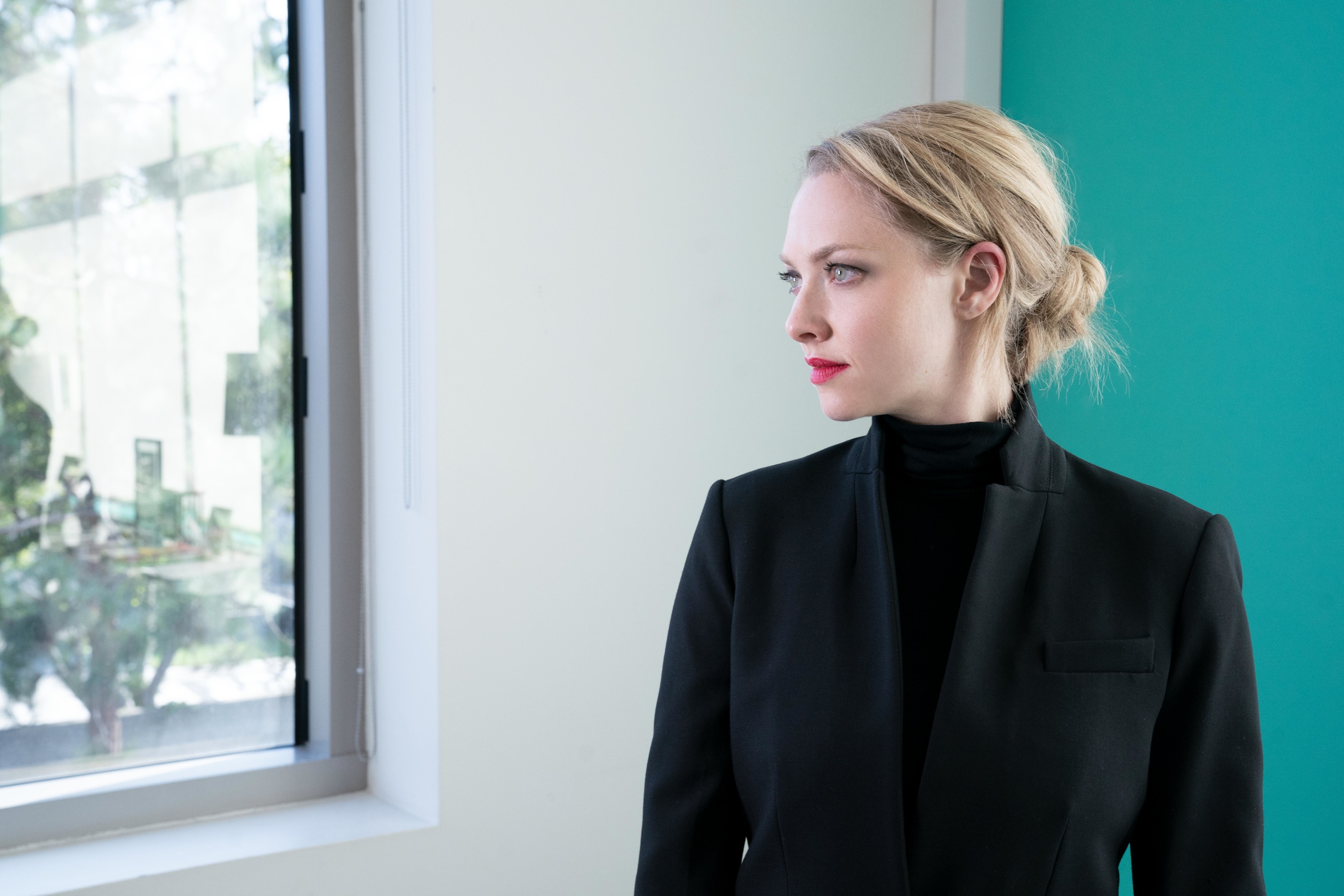 Amanda Seyfried as Elizabeth Holmes in The Dropout 4K HD Wallpaper
