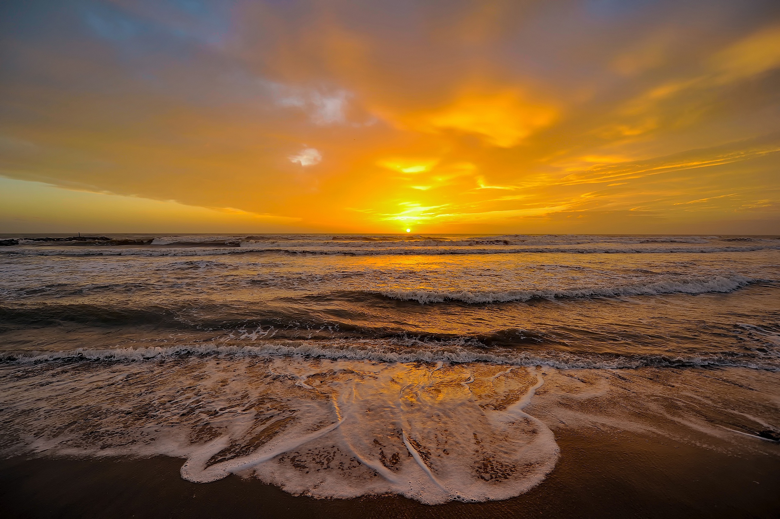Sunset over the ocean horizon HD Wallpaper