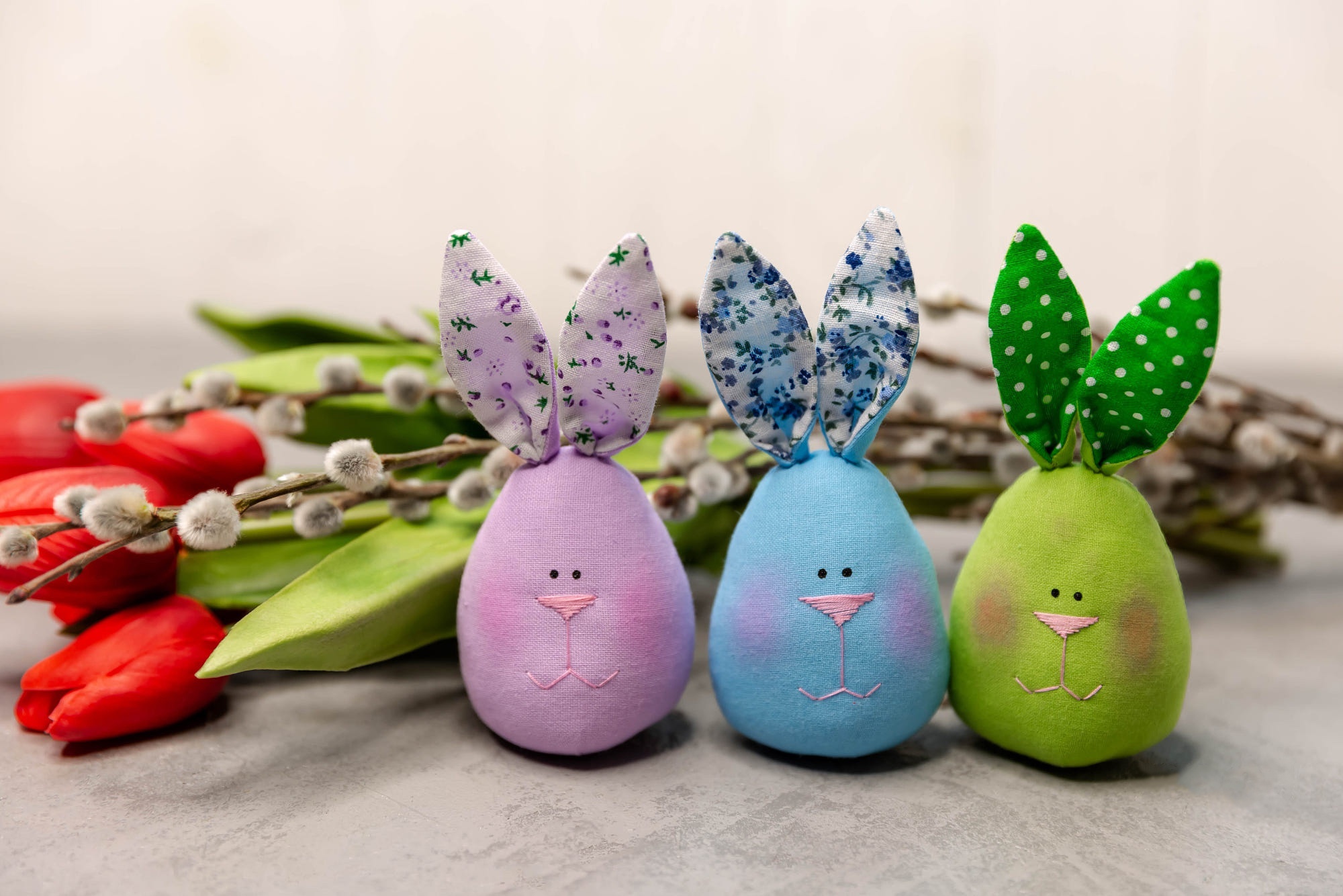 Three Easter bunny decorations with tulips and pussy willow HD Wallpaper