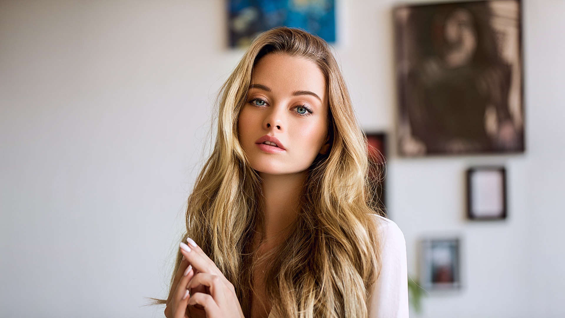 Model with blonde hair HD Wallpaper