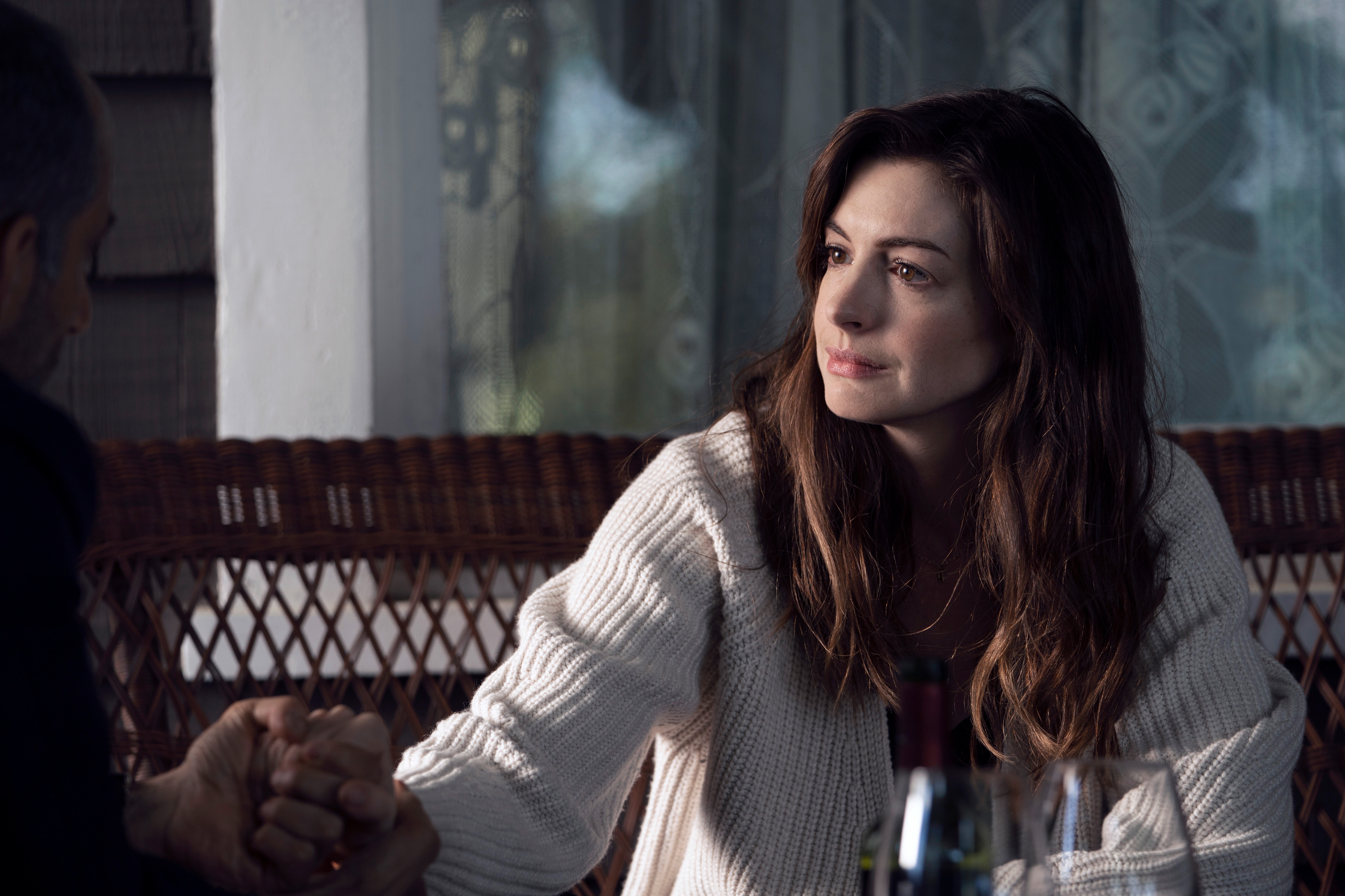 Anne Hathaway in WeCrashed 4K HD Wallpaper
