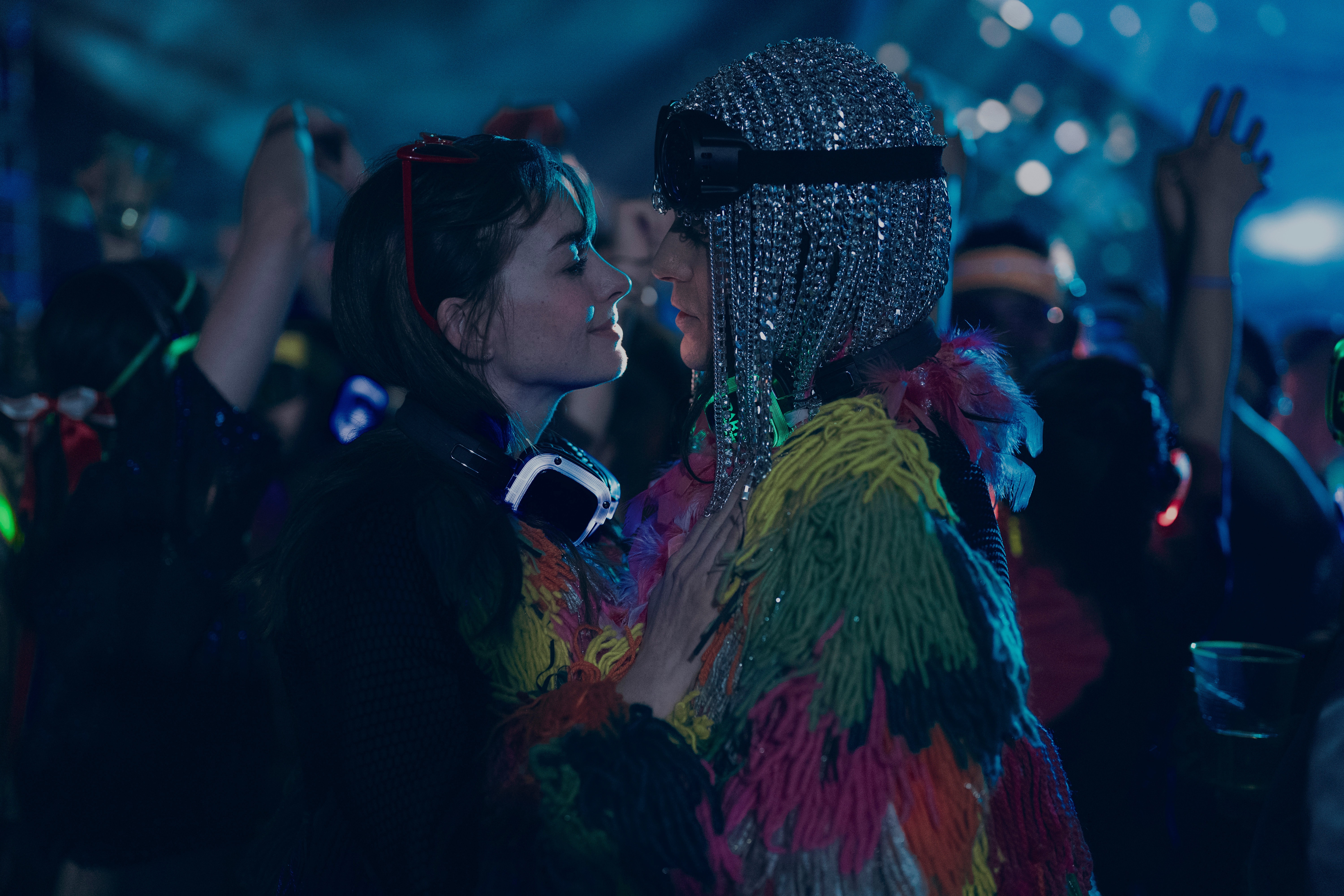 Anne Hathaway and Jared Leto in WeCrashed 4K HD Wallpaper