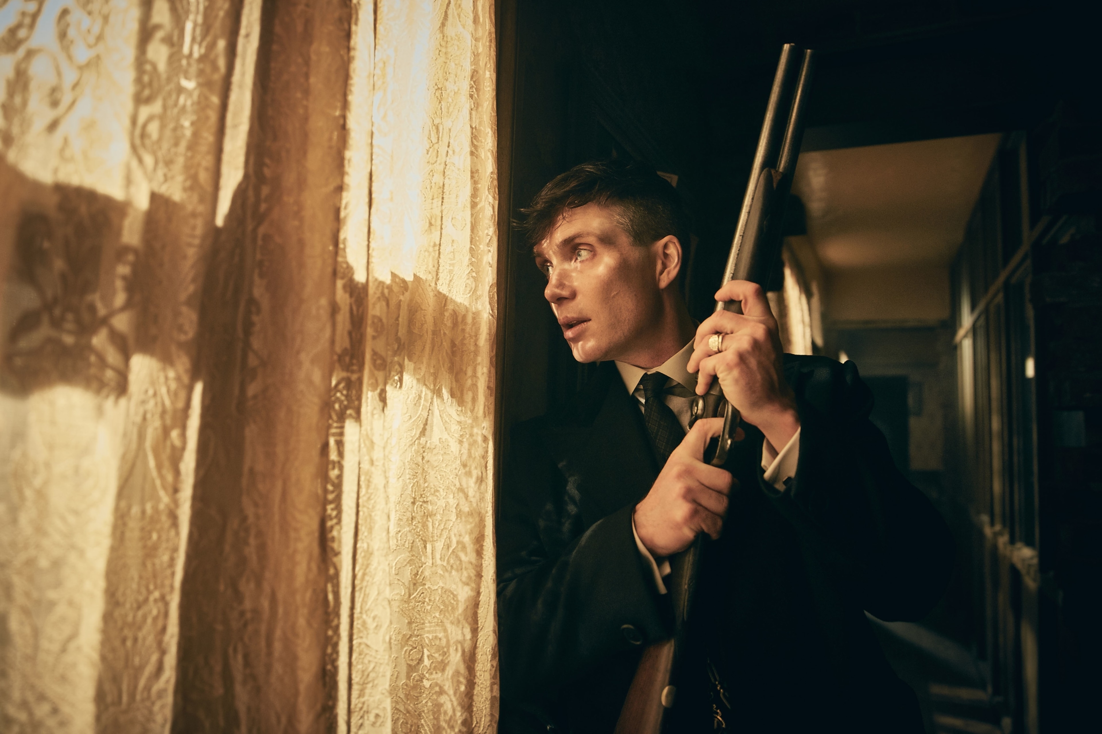 Thomas Shelby from Peaky Blinders holding a shotgun HD Wallpaper